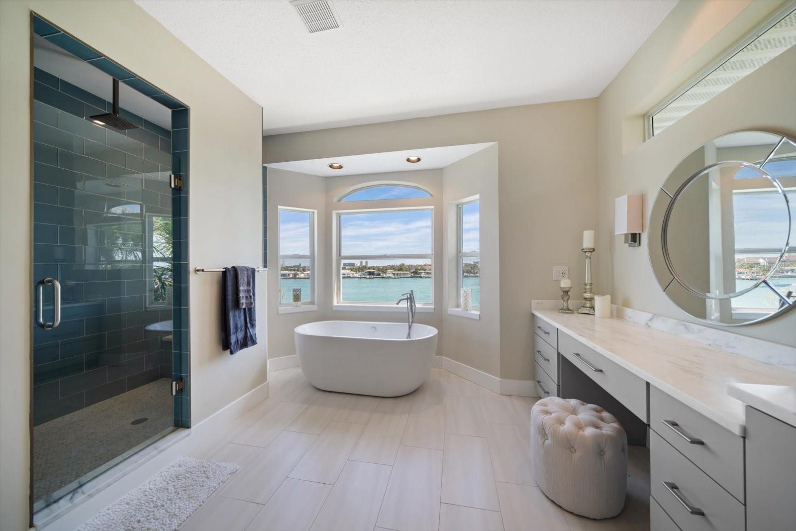 8685 E BAY DR, TREASURE ISLAND, FL, 33706