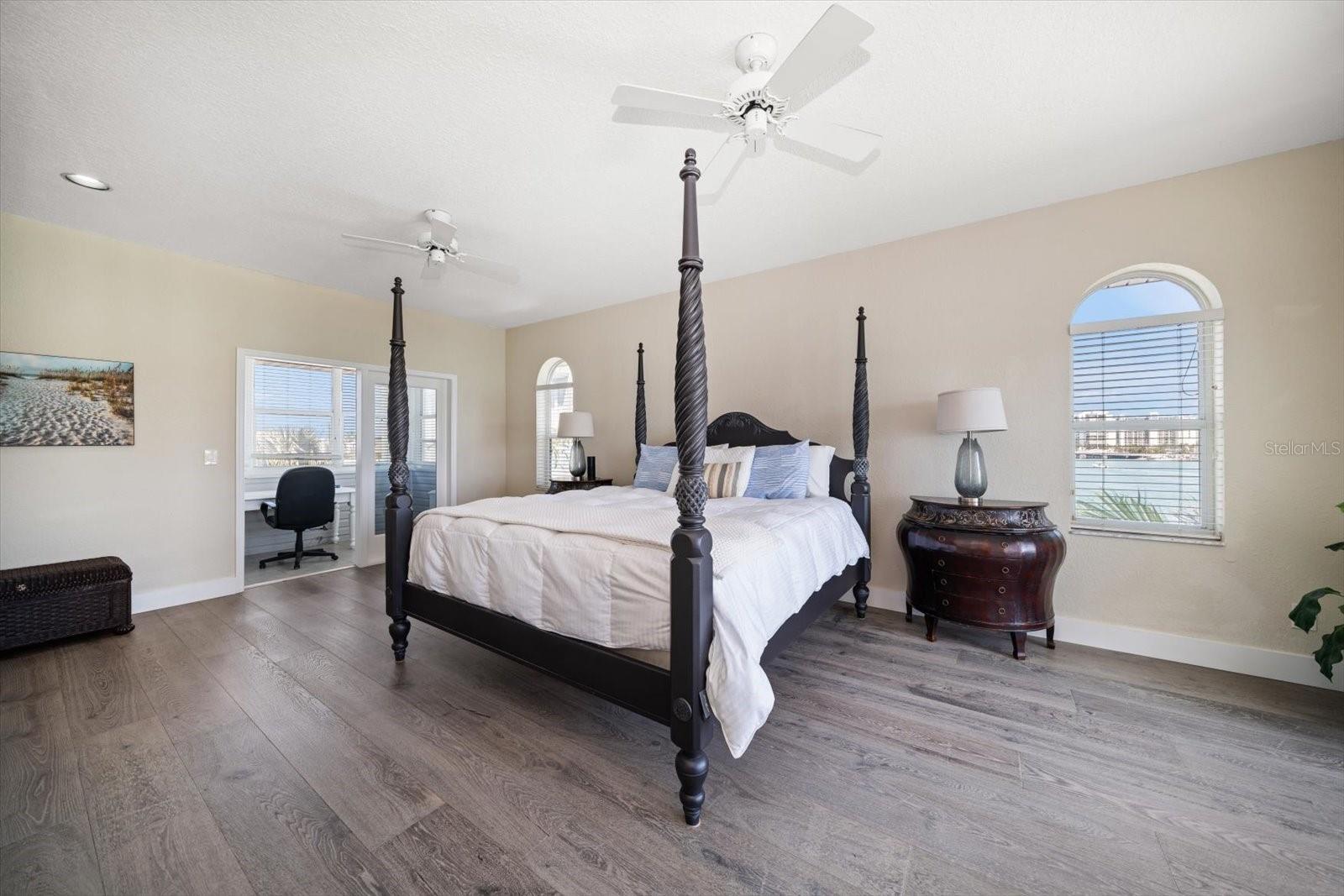 8685 E BAY DR, TREASURE ISLAND, FL, 33706