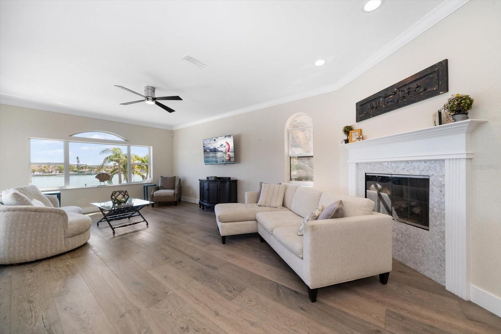 8685 E BAY DR, TREASURE ISLAND, FL, 33706