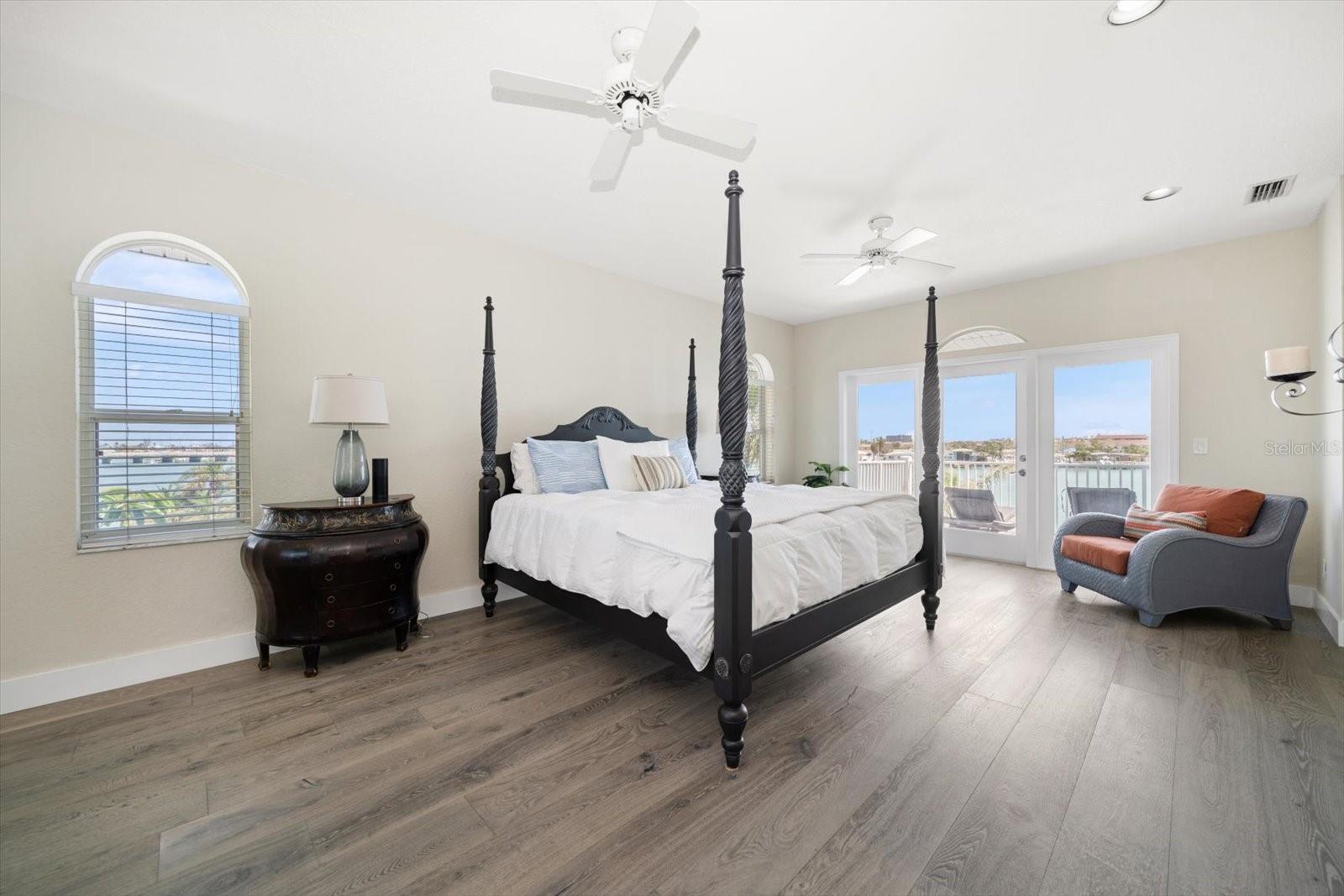 8685 E BAY DR, TREASURE ISLAND, FL, 33706