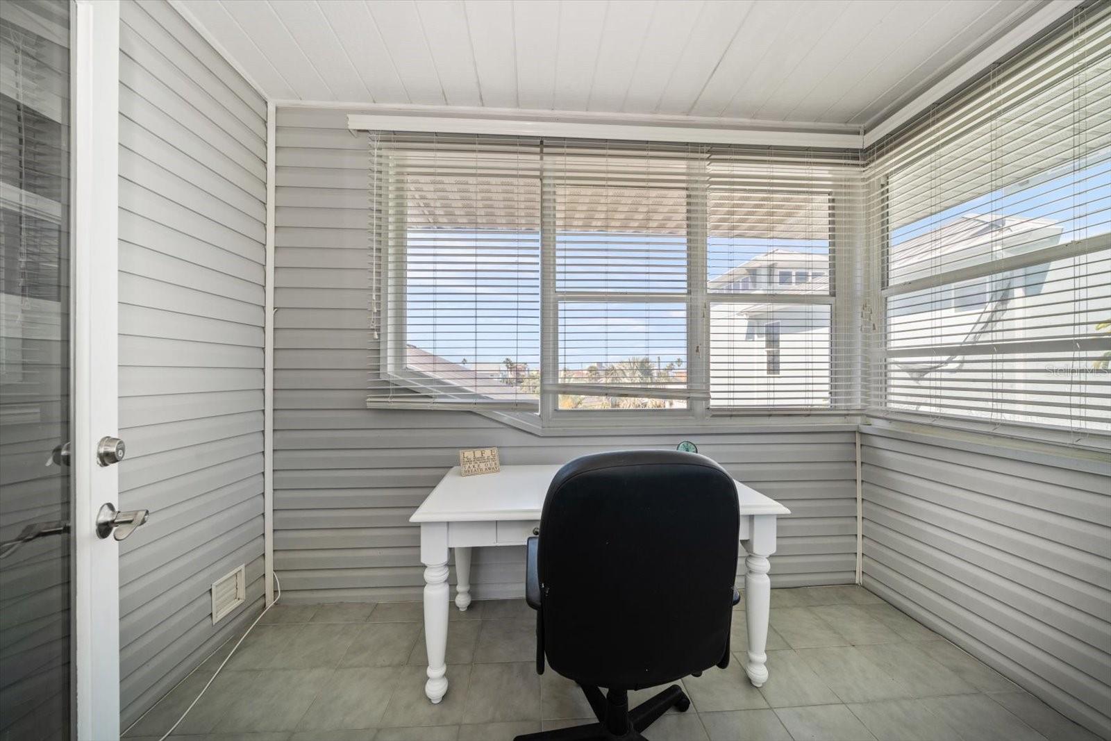 8685 E BAY DR, TREASURE ISLAND, FL, 33706