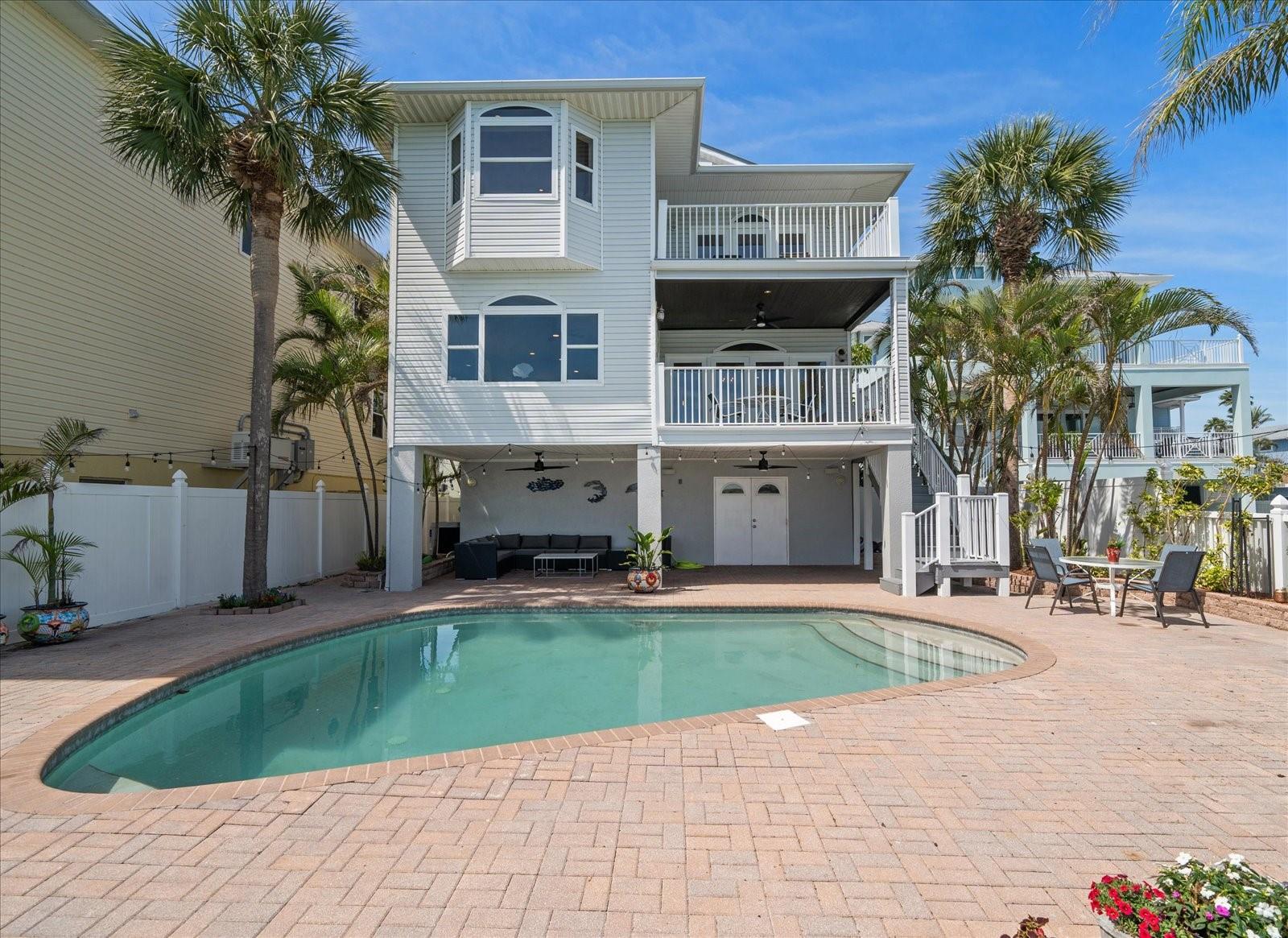 8685 E BAY DR, TREASURE ISLAND, FL, 33706
