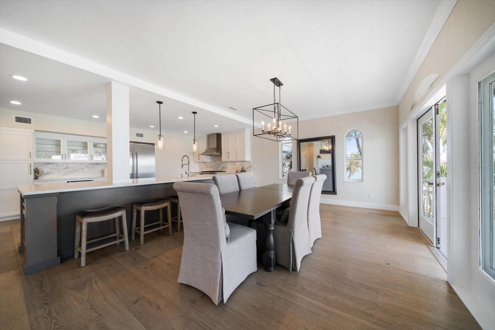 8685 E BAY DR, TREASURE ISLAND, FL, 33706
