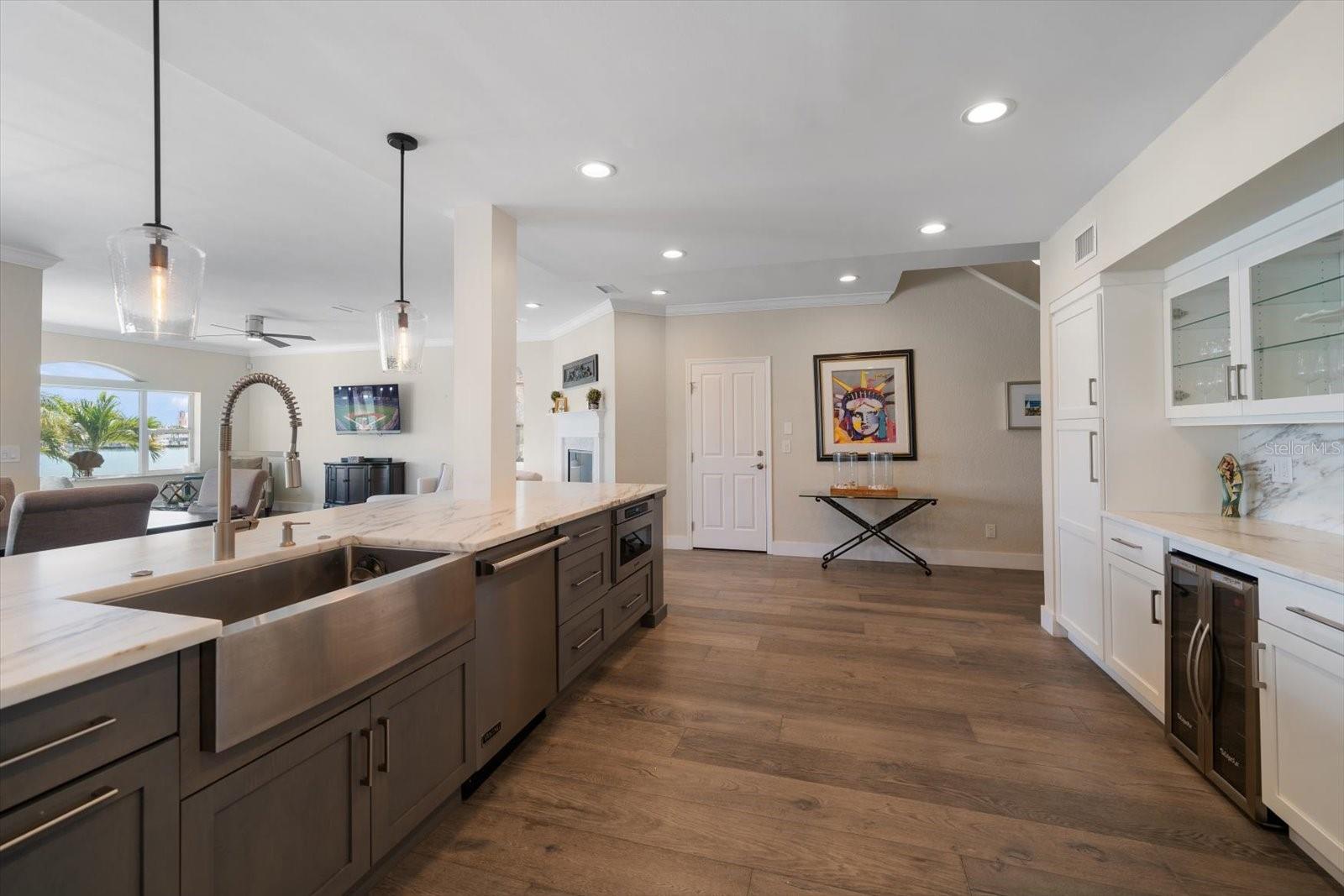 8685 E BAY DR, TREASURE ISLAND, FL, 33706