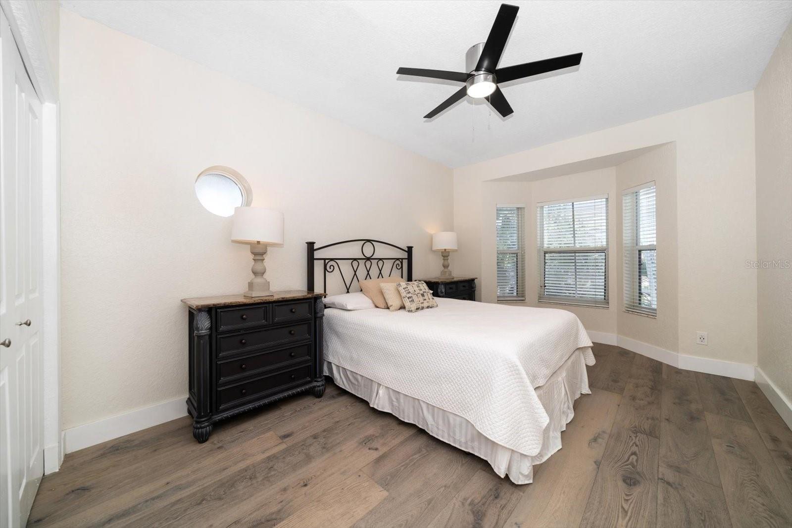 8685 E BAY DR, TREASURE ISLAND, FL, 33706
