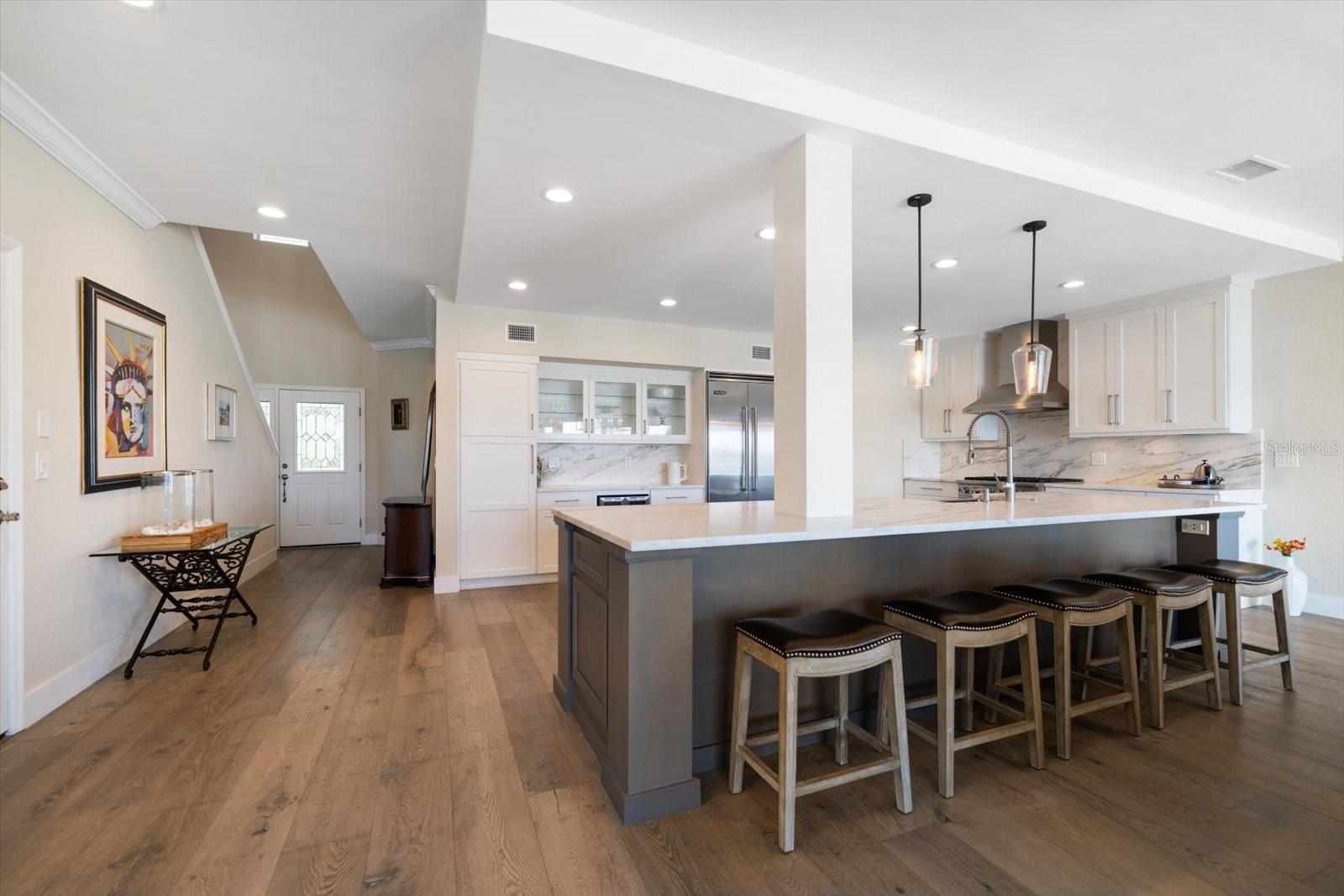 8685 E BAY DR, TREASURE ISLAND, FL, 33706