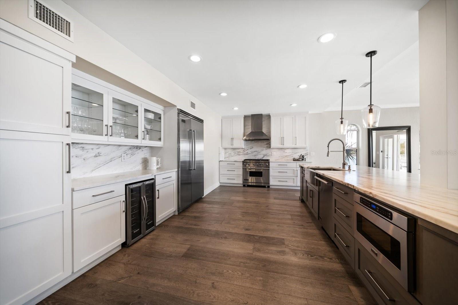 8685 E BAY DR, TREASURE ISLAND, FL, 33706