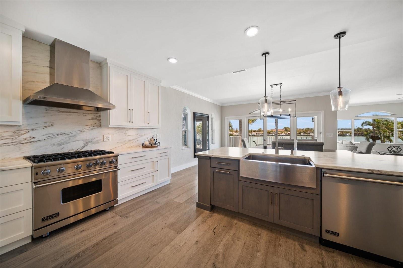 8685 E BAY DR, TREASURE ISLAND, FL, 33706