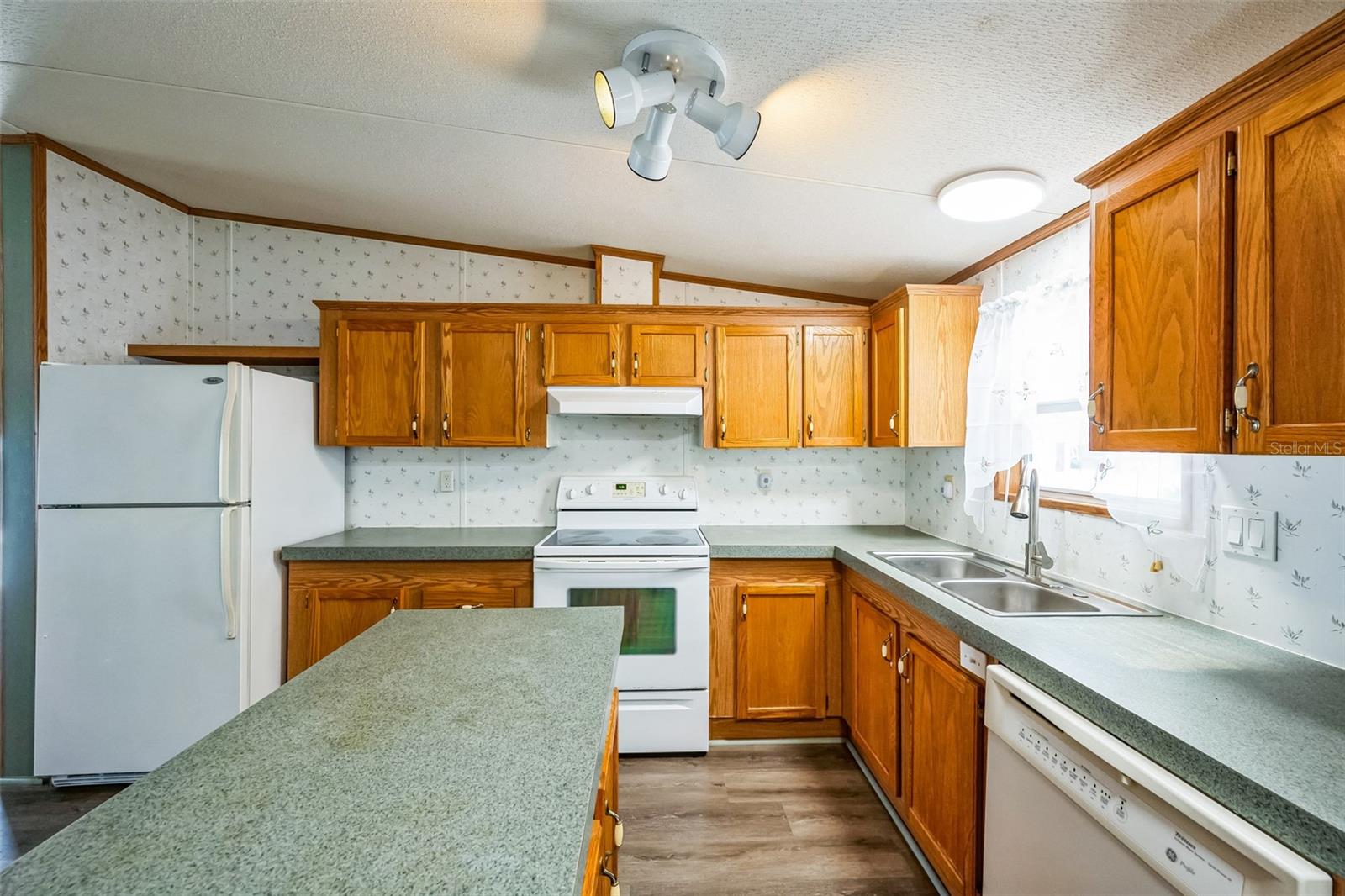 1000 KINGS HIGHWAY #104, PUNTA GORDA, FL, 33980