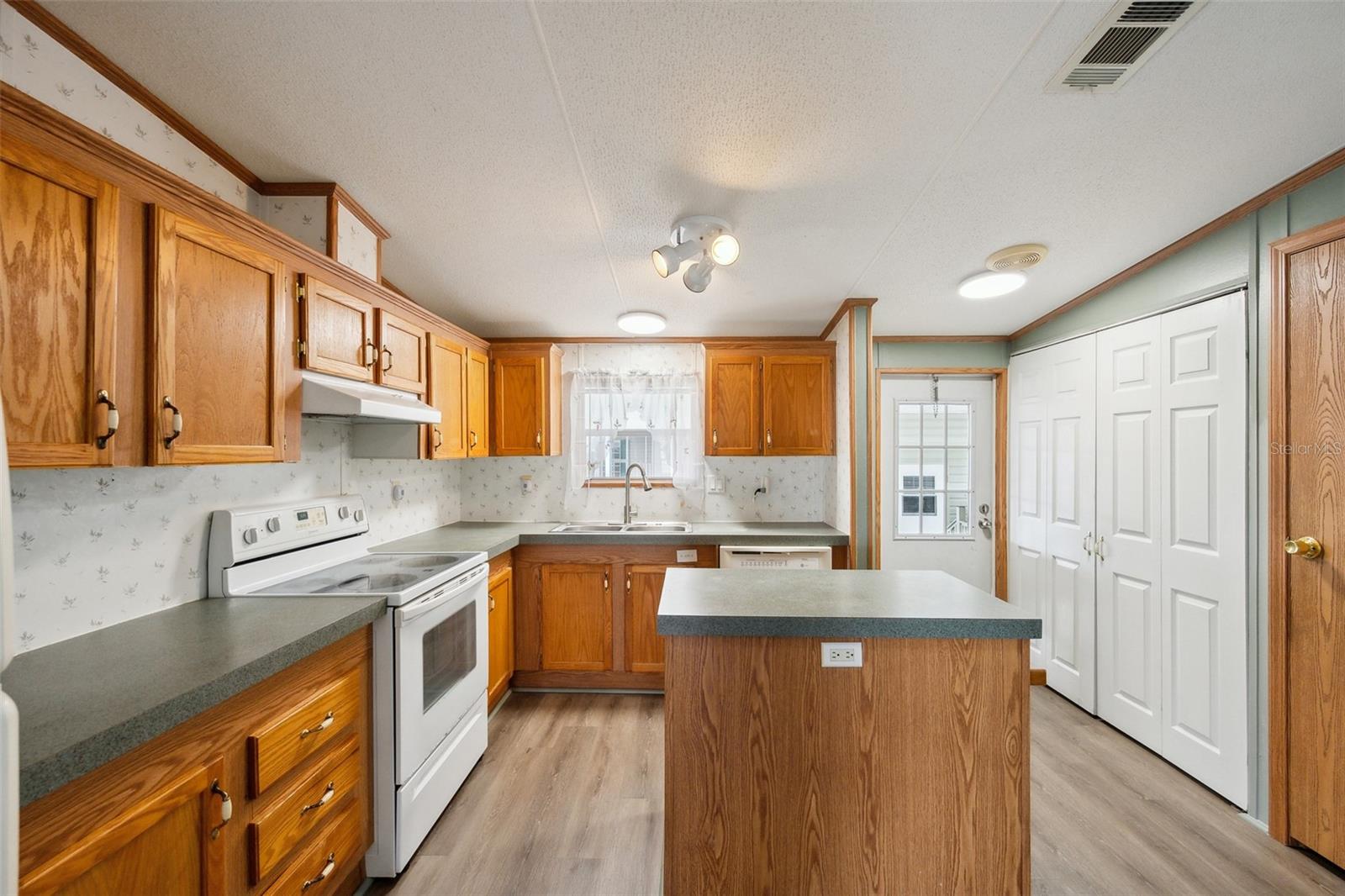 1000 KINGS HIGHWAY #104, PUNTA GORDA, FL, 33980