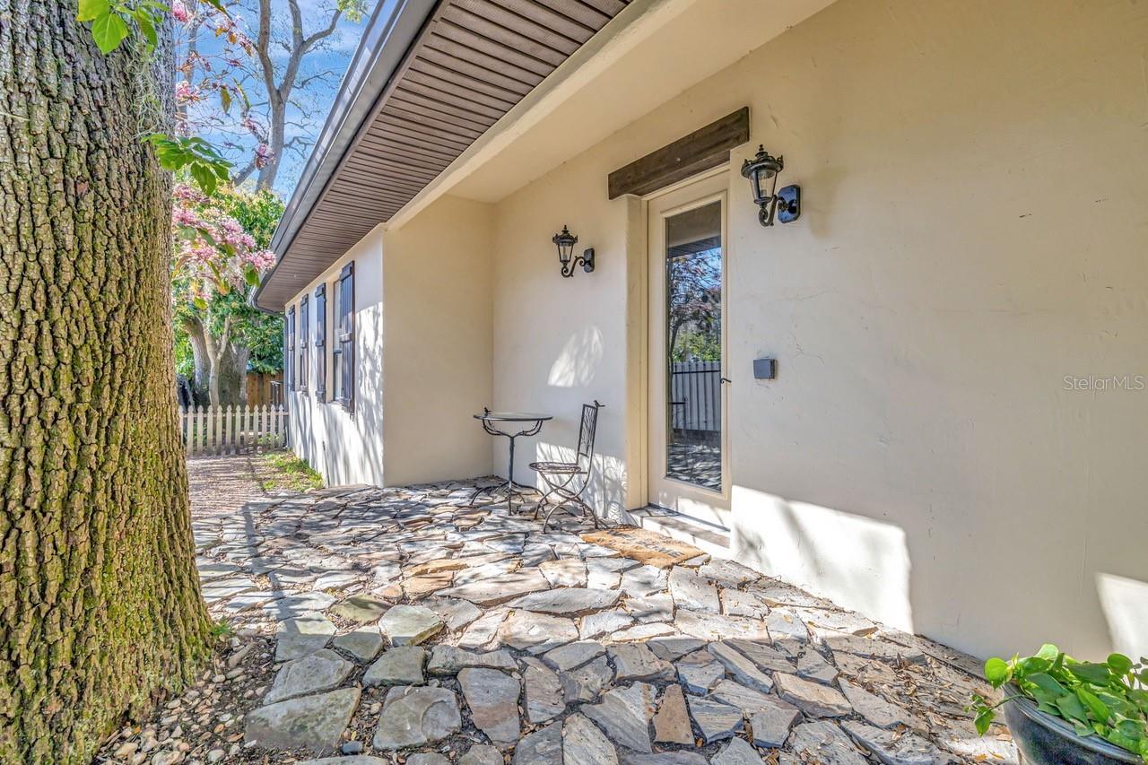 1108 W CHARTER ST, TAMPA, FL, 33602