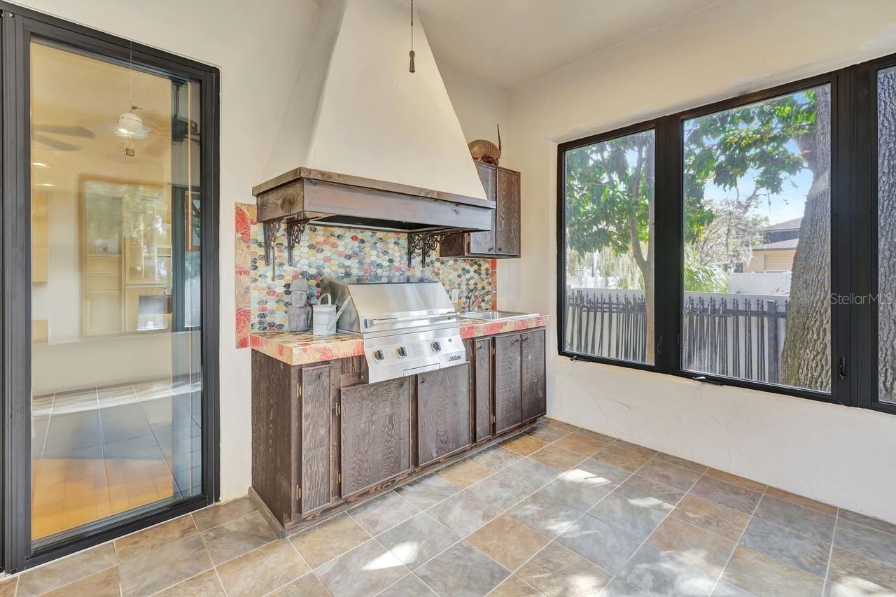 1108 W CHARTER ST, TAMPA, FL, 33602