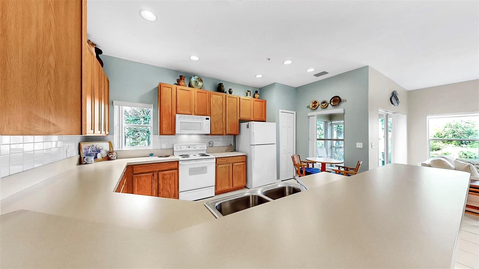 11114 KAPOK GRAND CIR, MADEIRA BEACH, FL, 33708