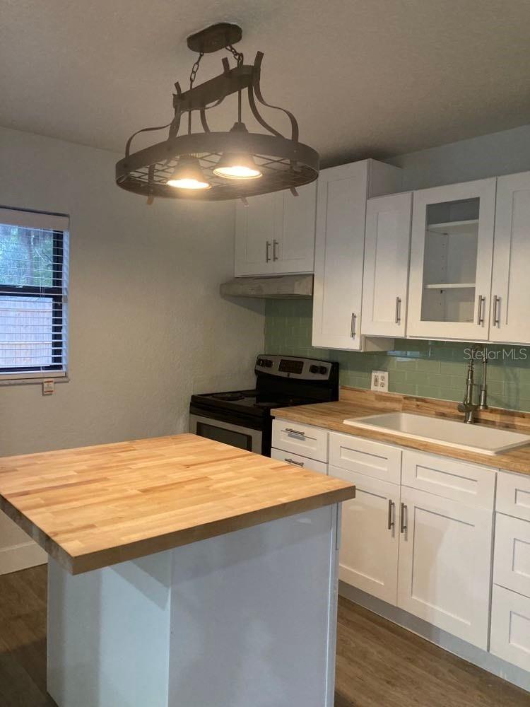 OAKWOOD, TAMPA, FL, 33604