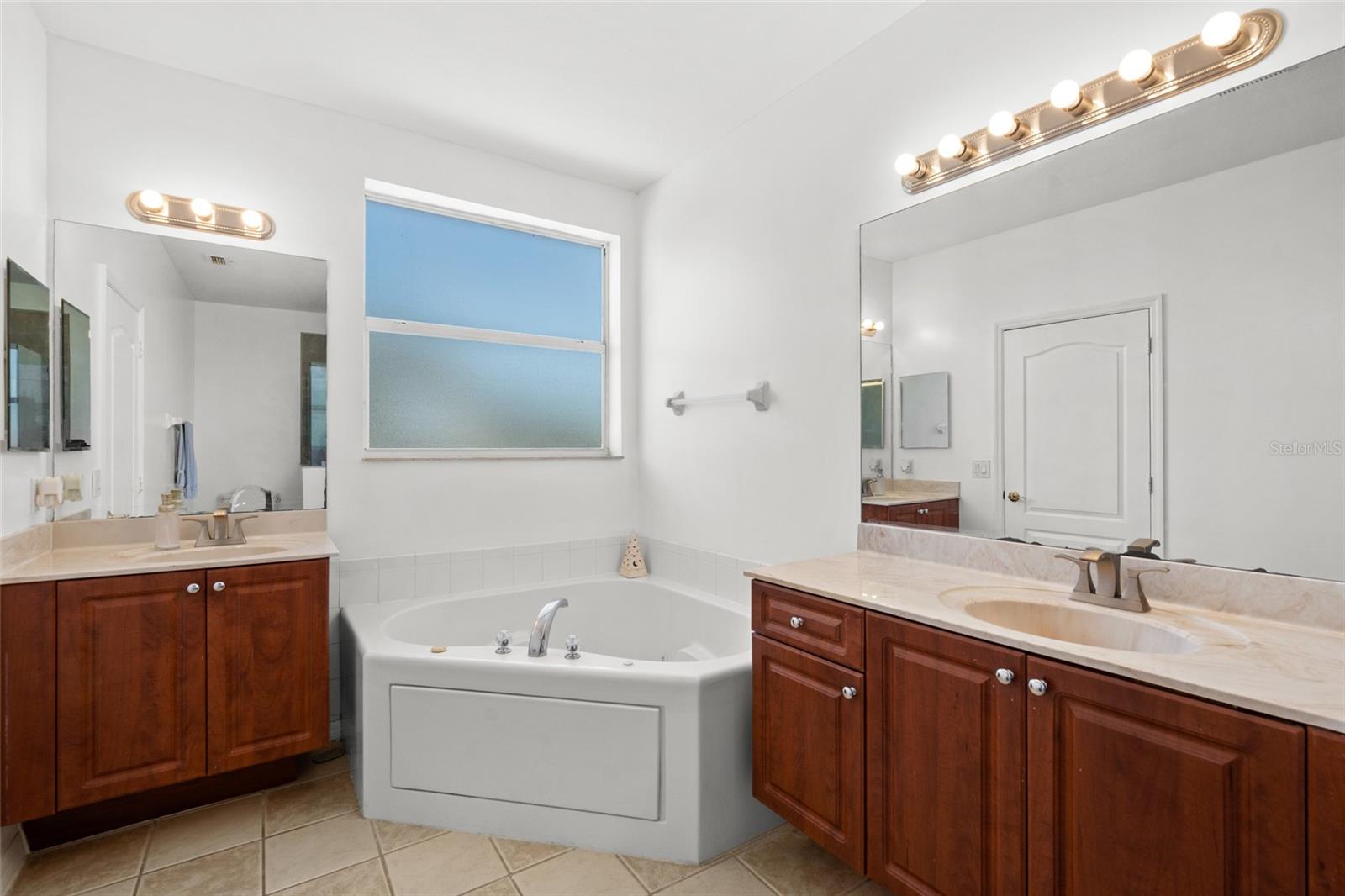 2691 SUNSET LAKE DR, CAPE CORAL, FL, 33909