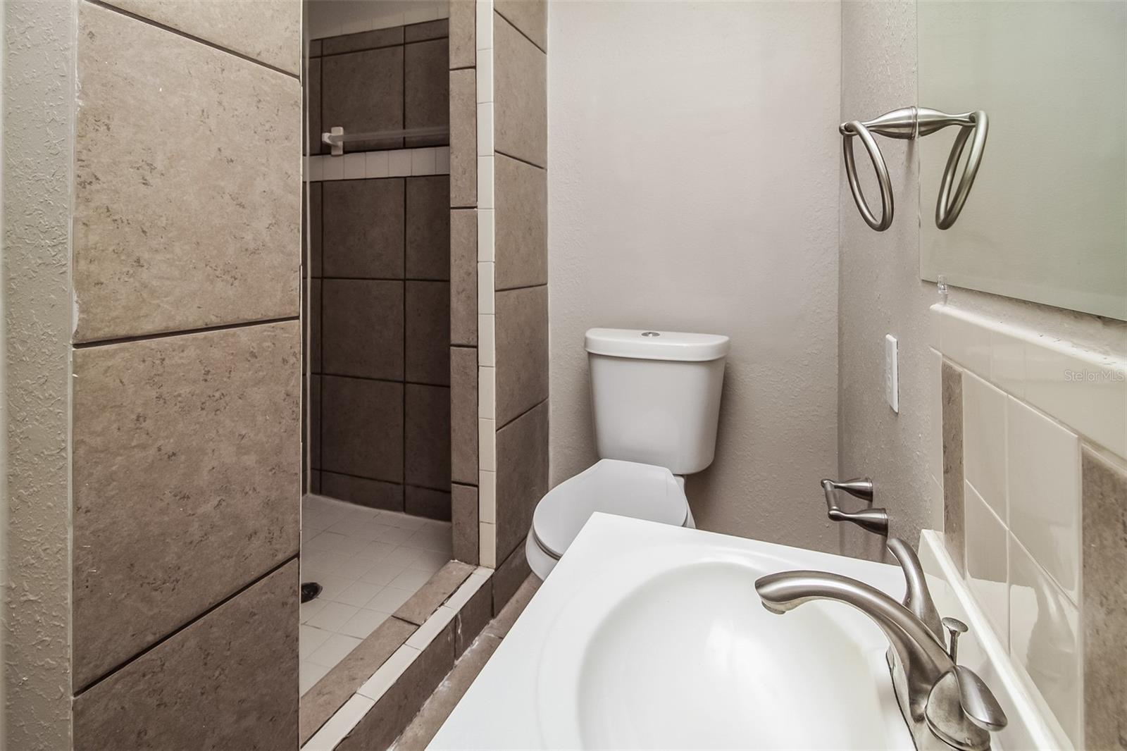 8828 AVA LAKE DR, ORLANDO, FL, 32810