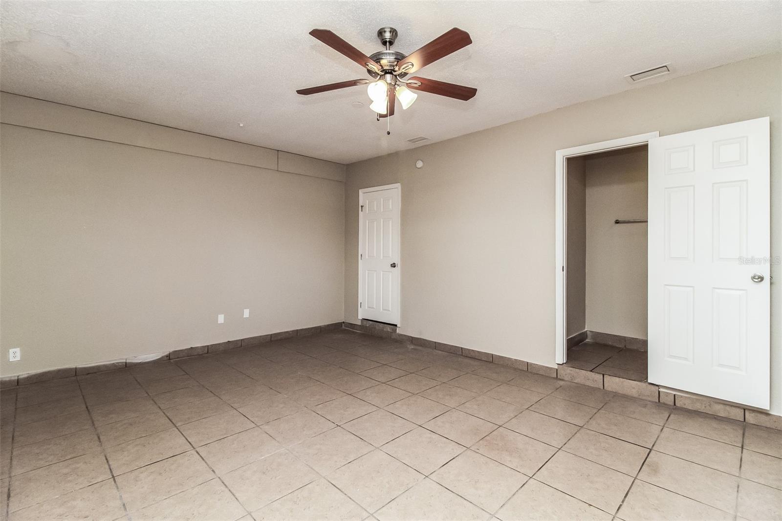 8828 AVA LAKE DR, ORLANDO, FL, 32810
