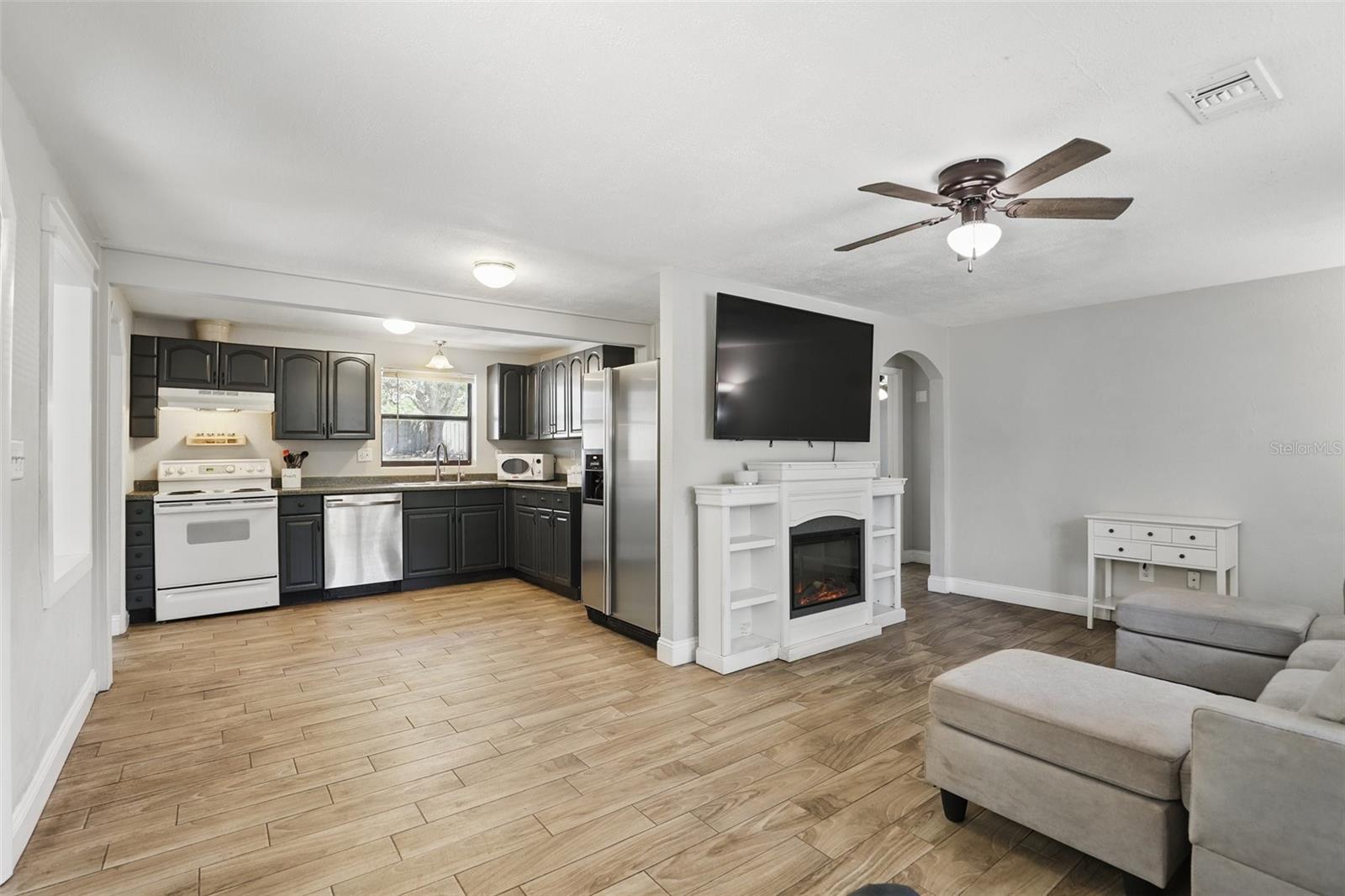 211 AGUA VISTA ST, DEBARY, FL, 32713