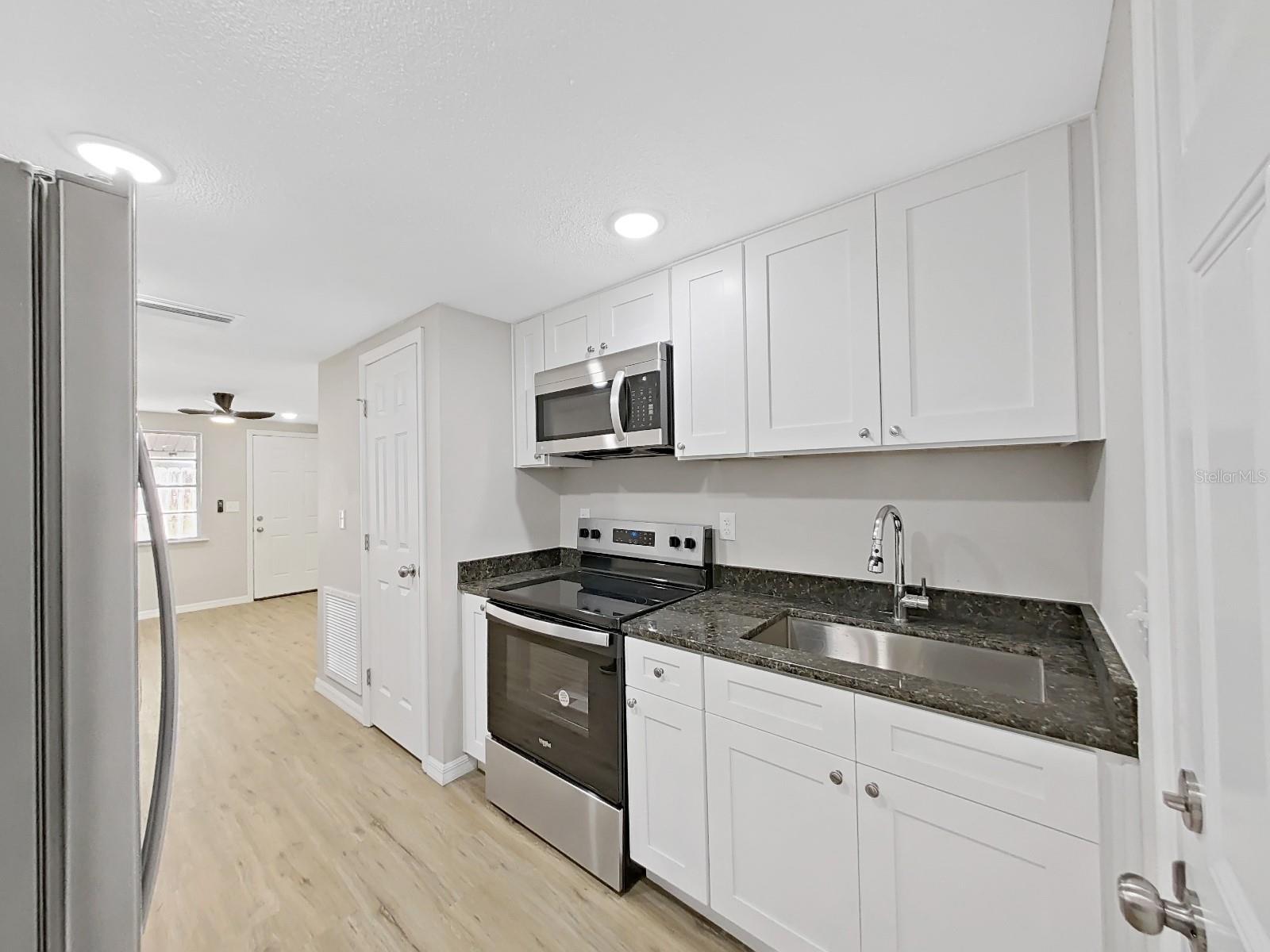10404 HERSHEY RD #A, THONOTOSASSA, FL, 33592