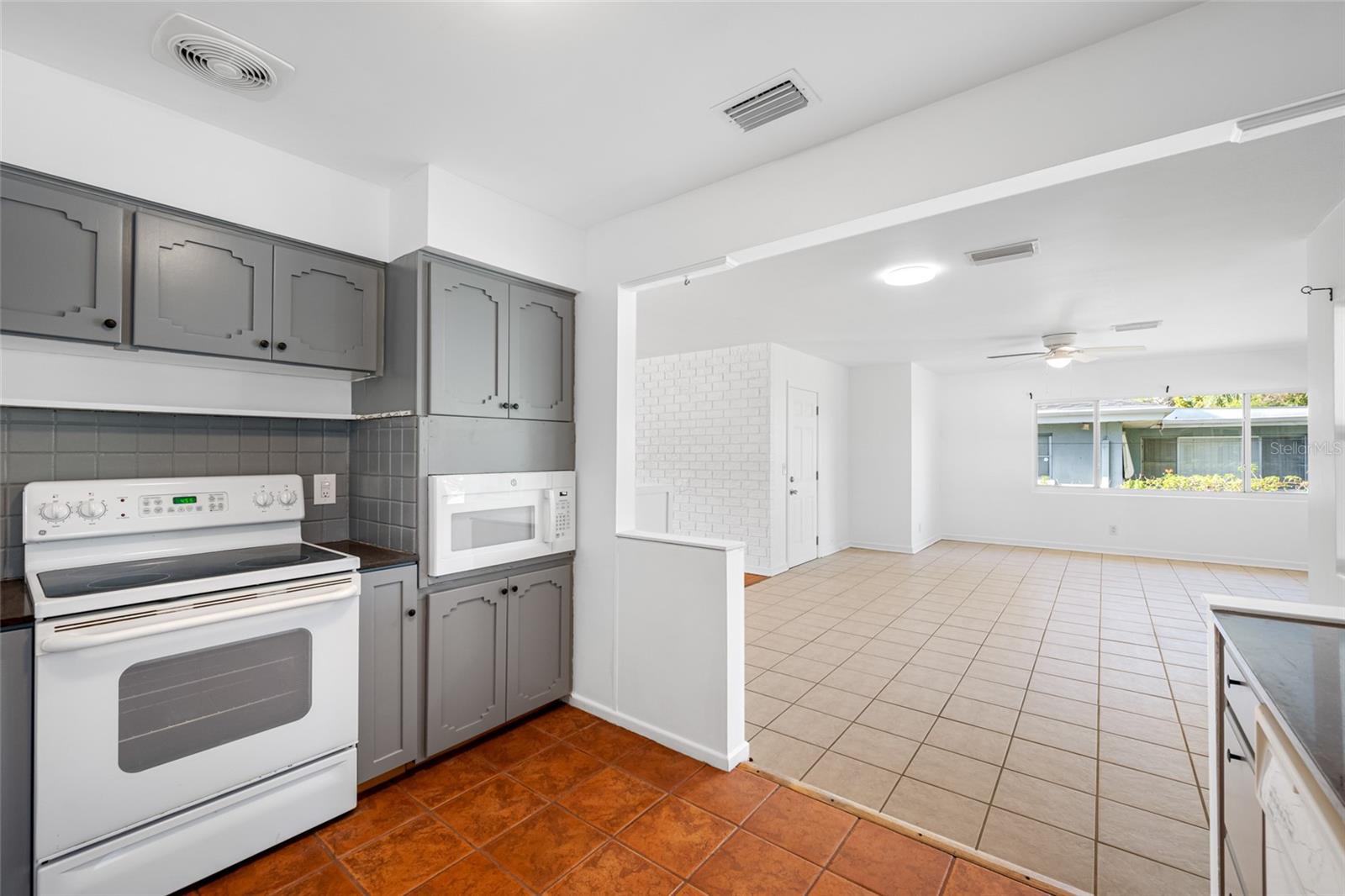 1431 KINGS HWY, CLEARWATER, FL, 33755