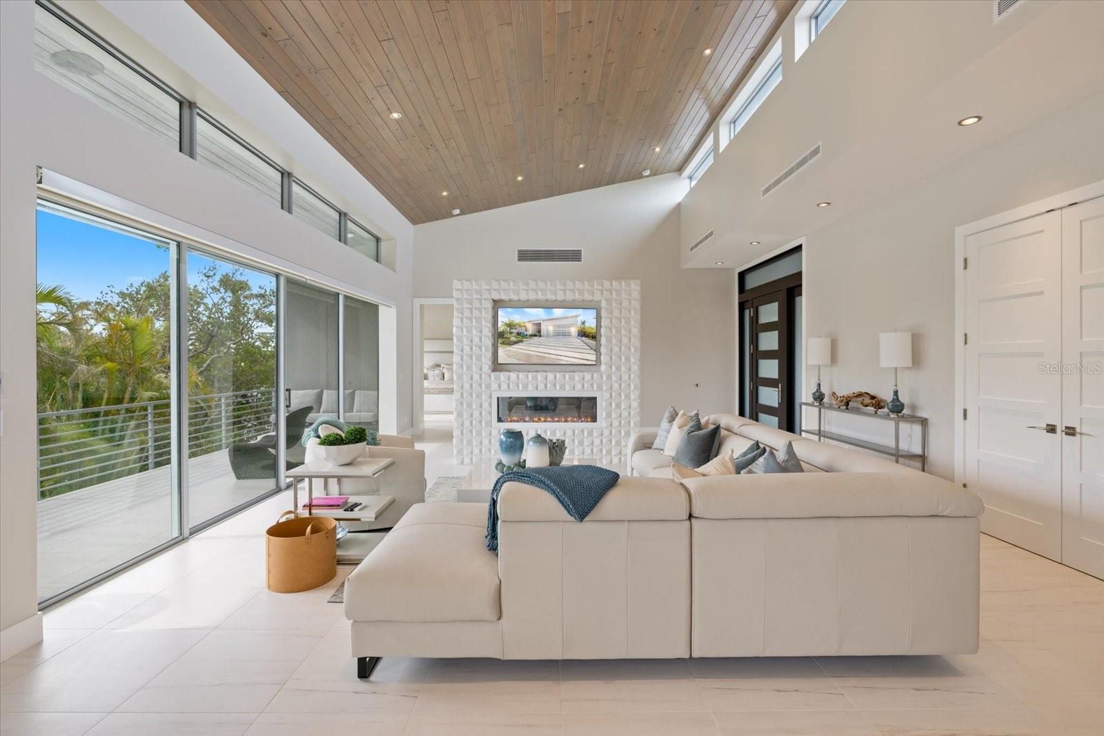 600 DE NARVAEZ DR, LONGBOAT KEY, FL, 34228