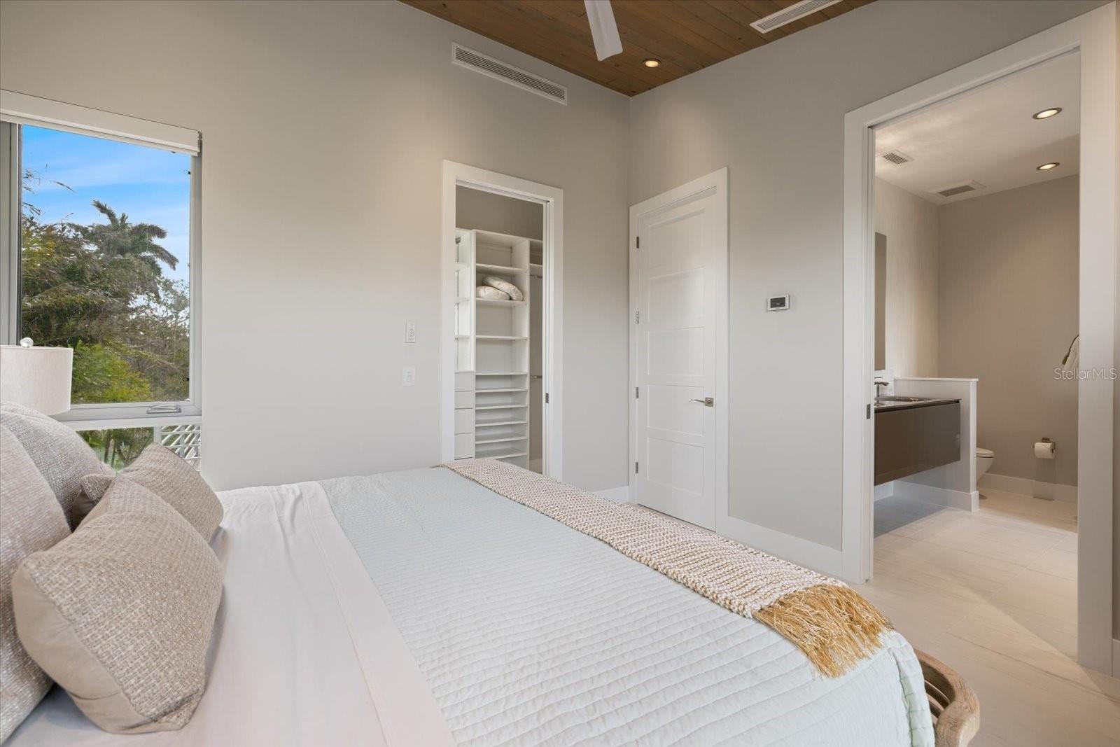 600 DE NARVAEZ DR, LONGBOAT KEY, FL, 34228