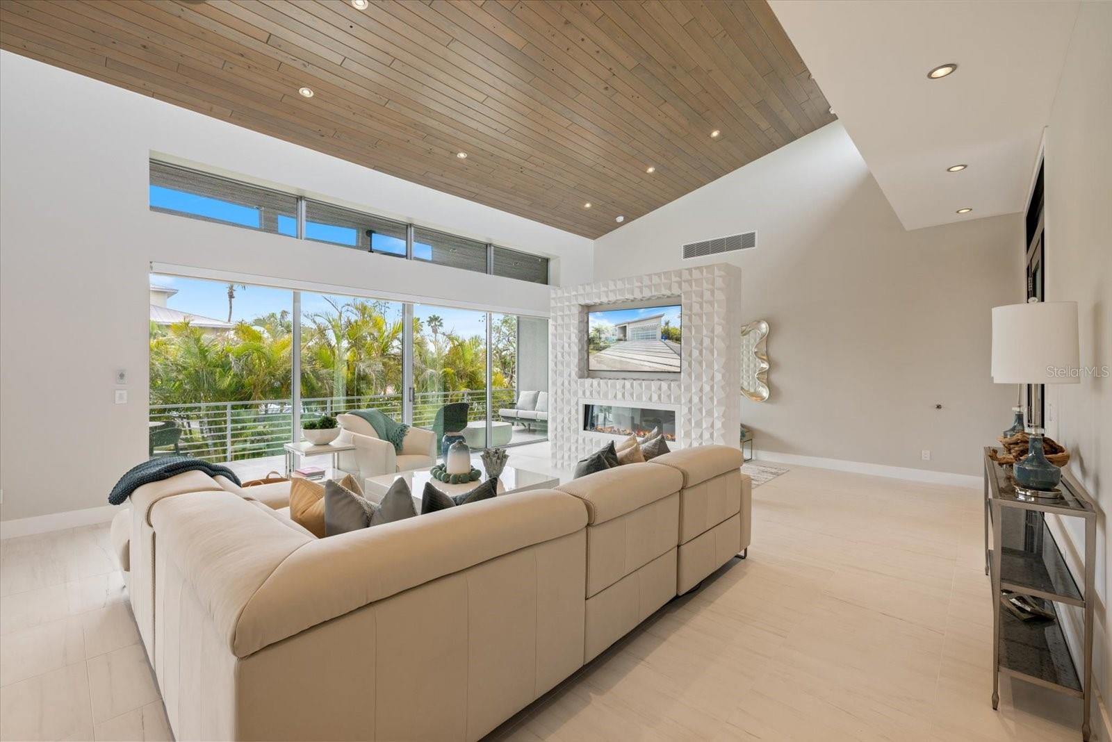 600 DE NARVAEZ DR, LONGBOAT KEY, FL, 34228