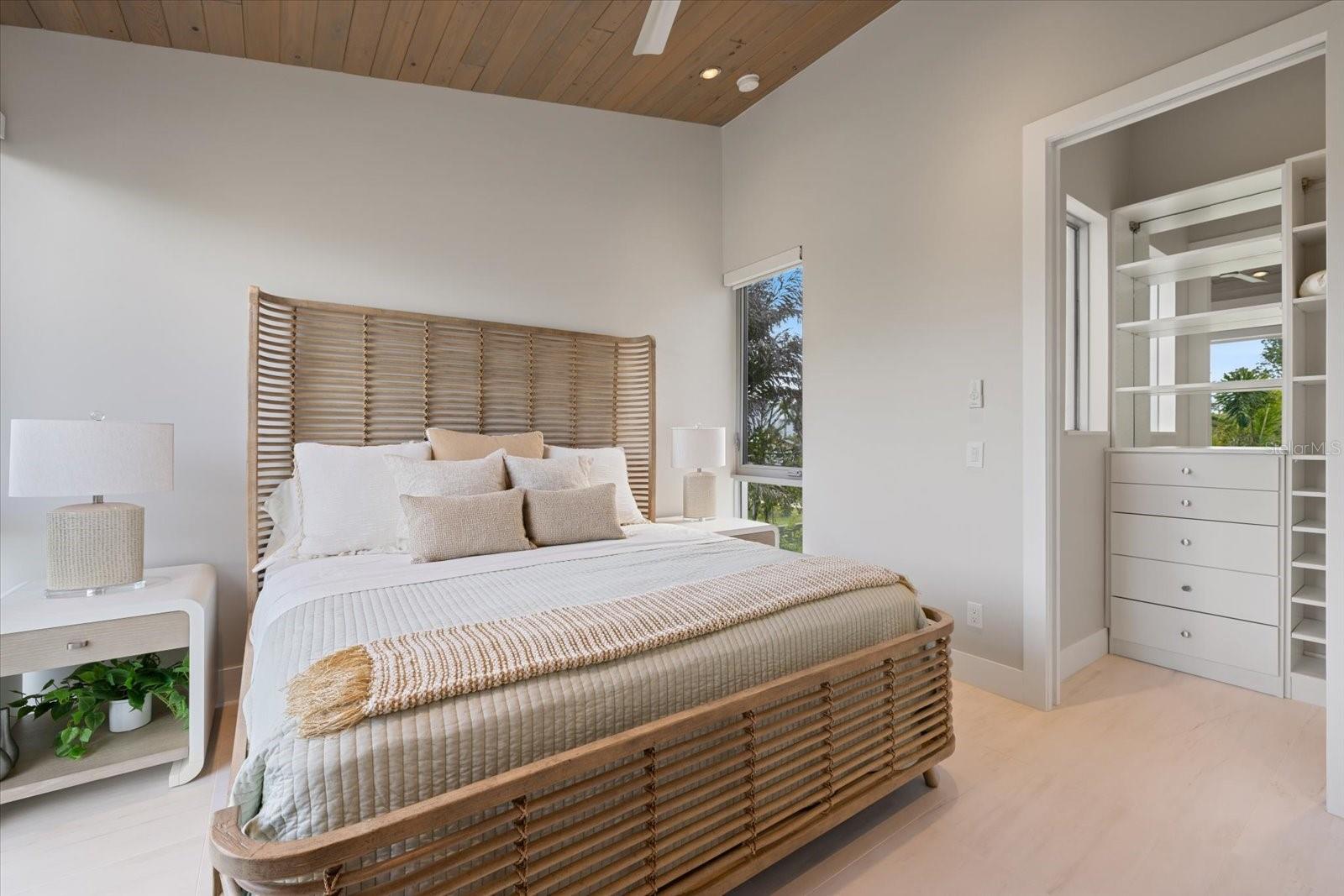 600 DE NARVAEZ DR, LONGBOAT KEY, FL, 34228