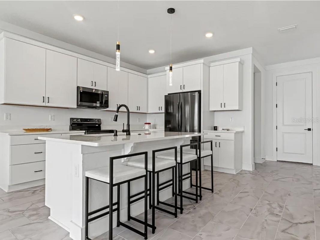 7985 AVON DIVE CT, WESLEY CHAPEL, FL, 33545