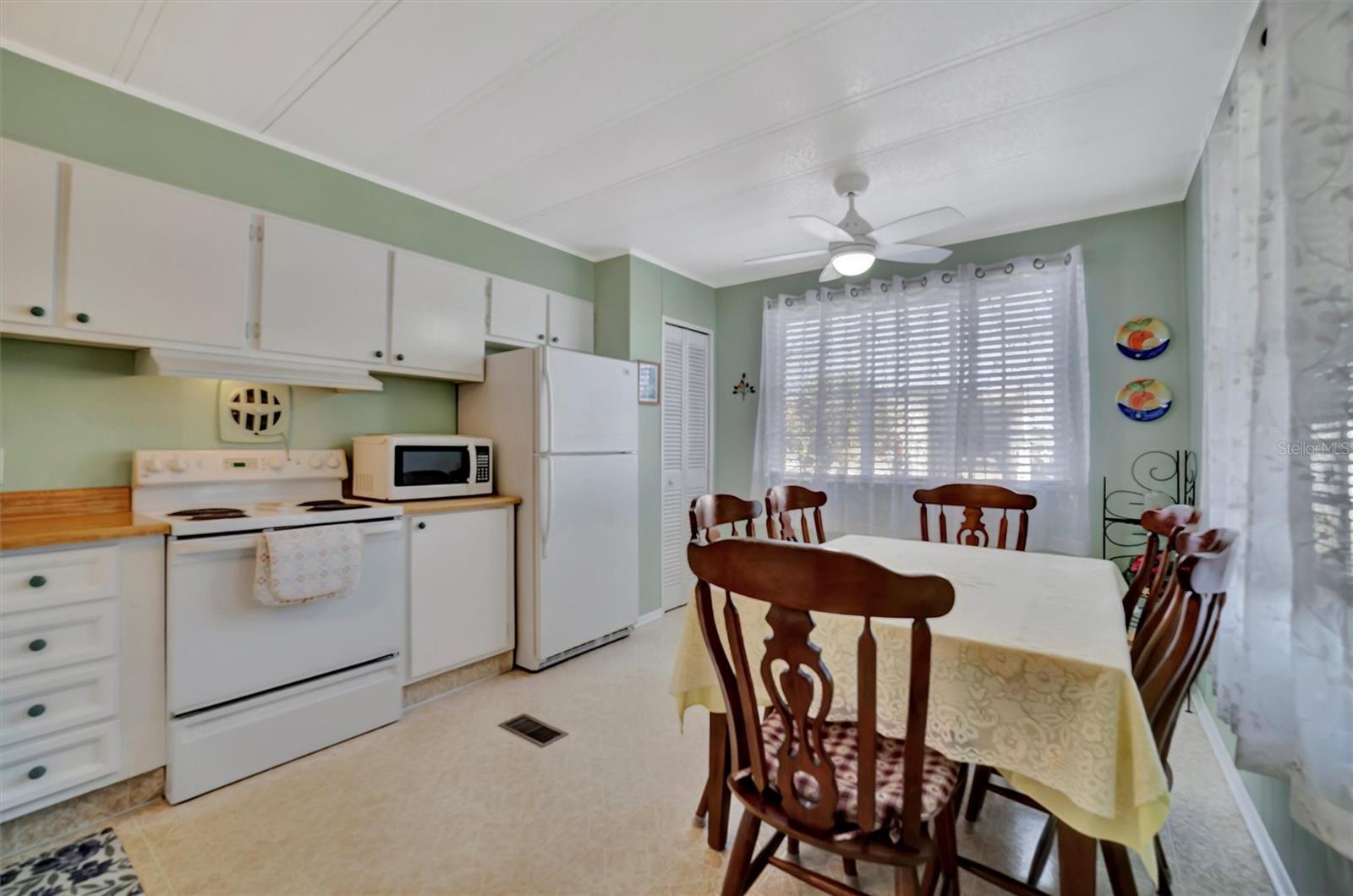 128 E SAINT JOHNS WAY, APOLLO BEACH, FL, 33572