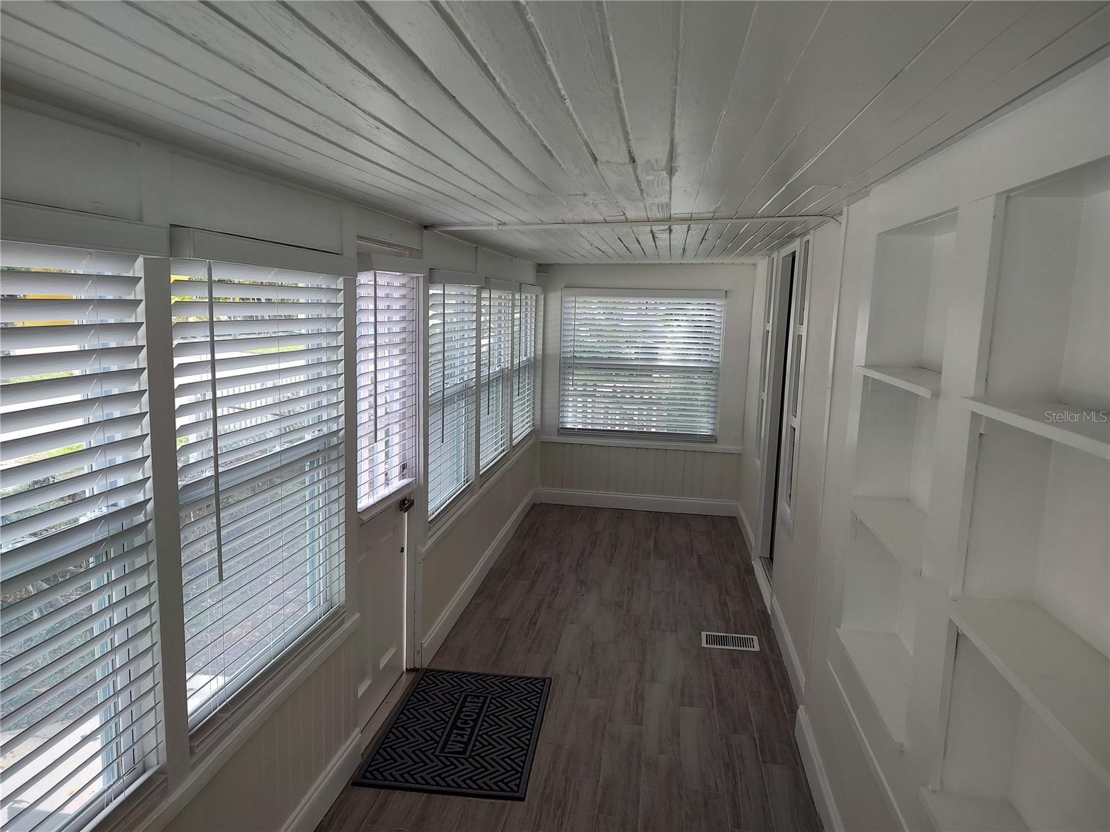 301 MYSTIC LAKE DR N, ST PETERSBURG, FL, 33702