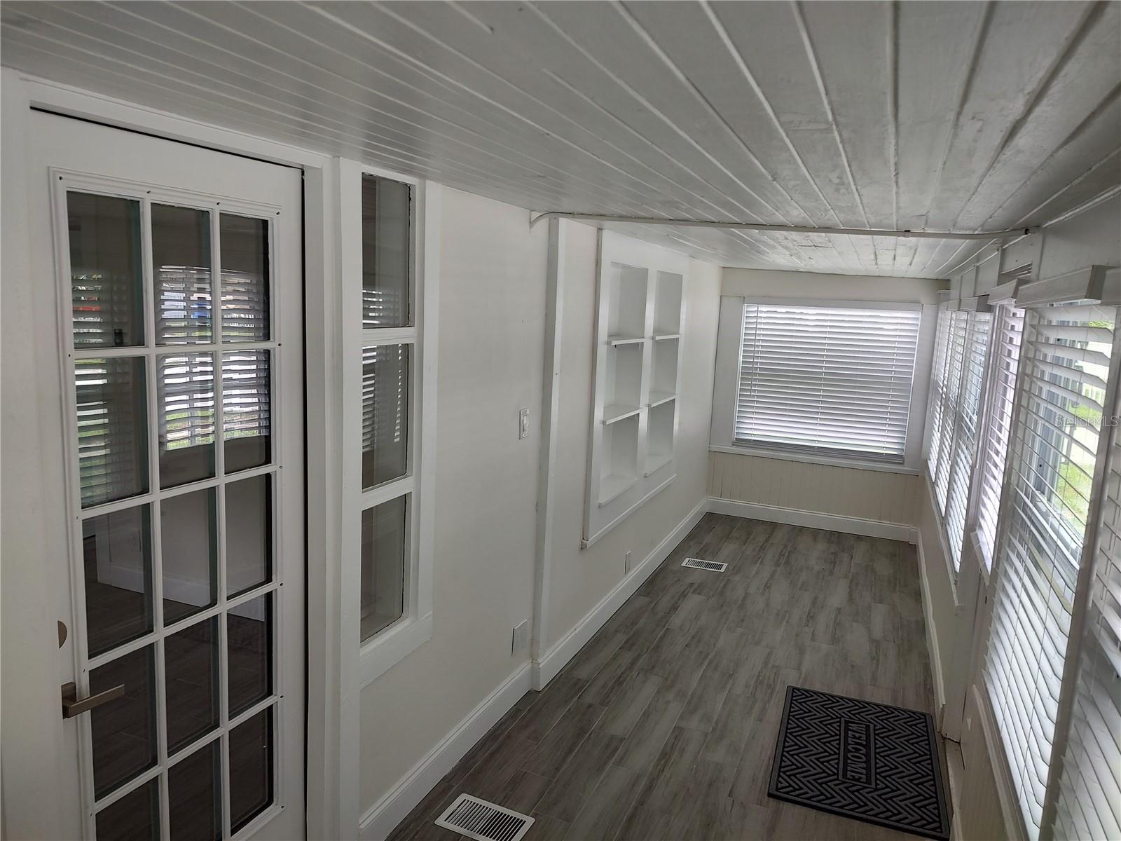 301 MYSTIC LAKE DR N, ST PETERSBURG, FL, 33702