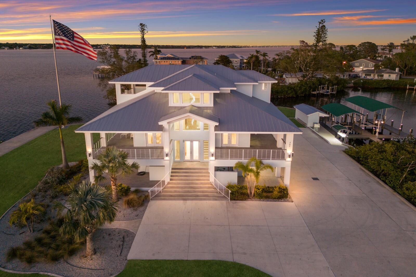 327 RIVERPOINT DR NE, BRADENTON, FL, 34208