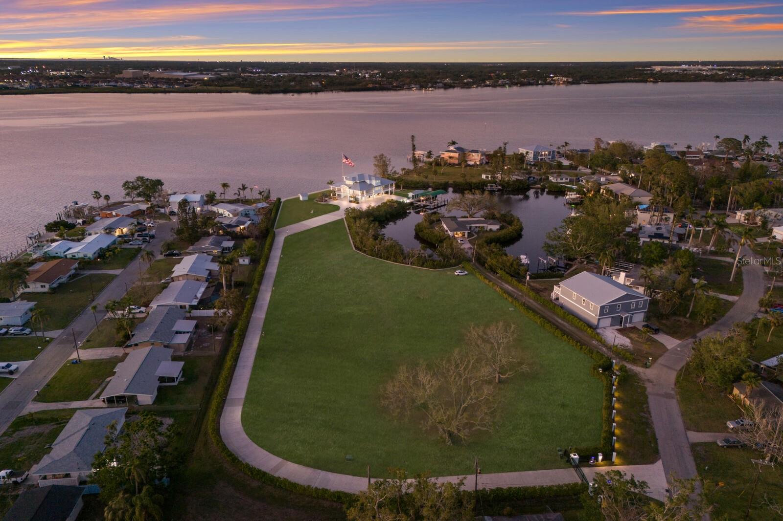 327 RIVERPOINT DR NE, BRADENTON, FL, 34208