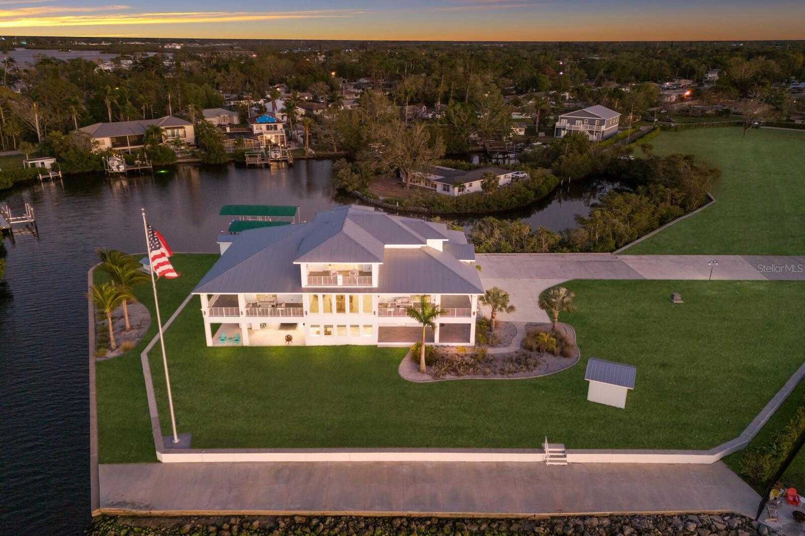 327 RIVERPOINT DR NE, BRADENTON, FL, 34208