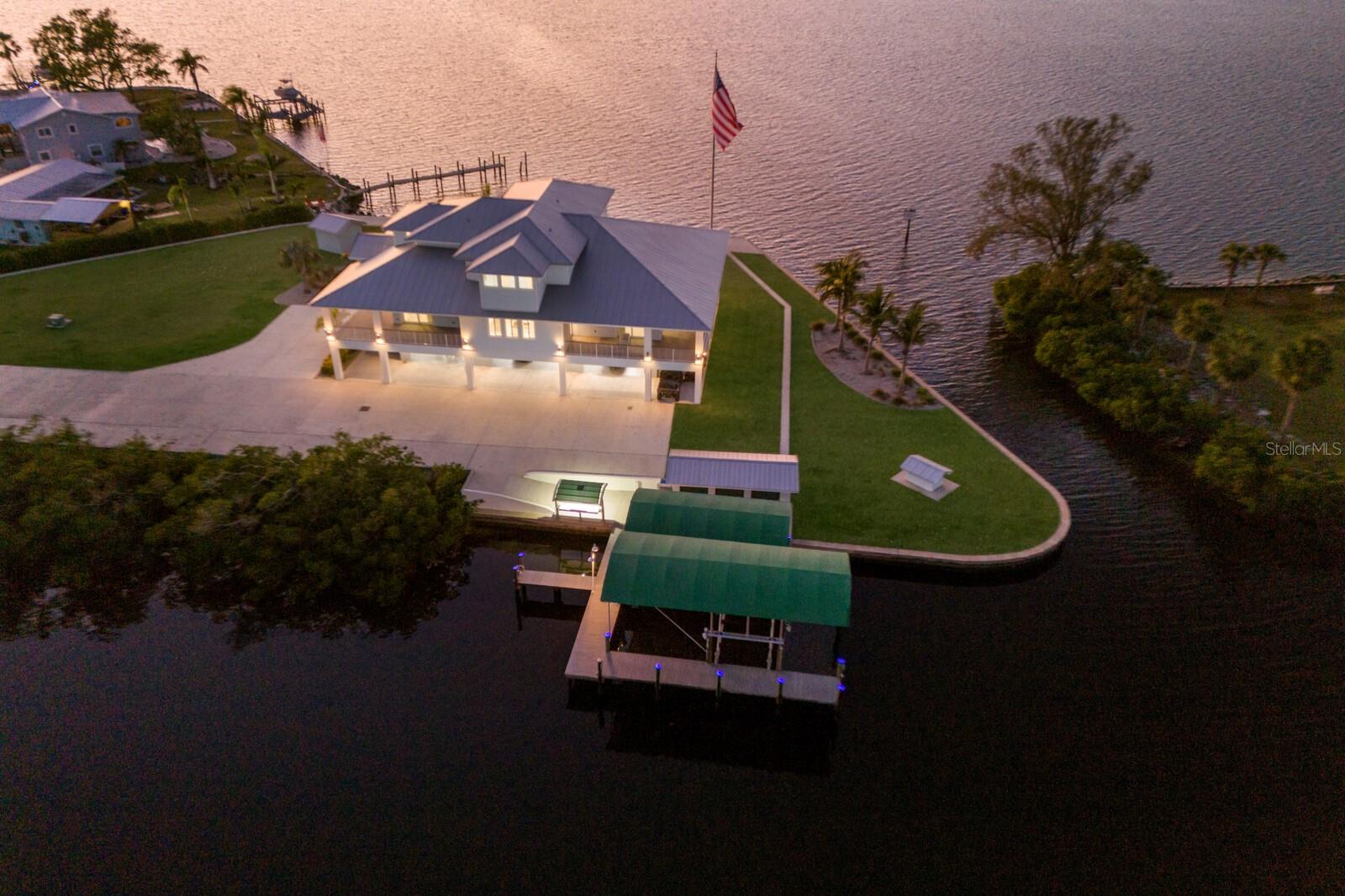 327 RIVERPOINT DR NE, BRADENTON, FL, 34208