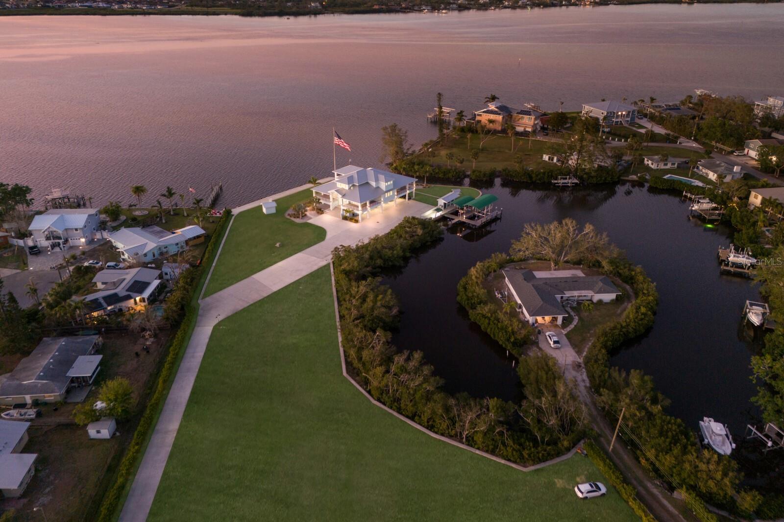327 RIVERPOINT DR NE, BRADENTON, FL, 34208
