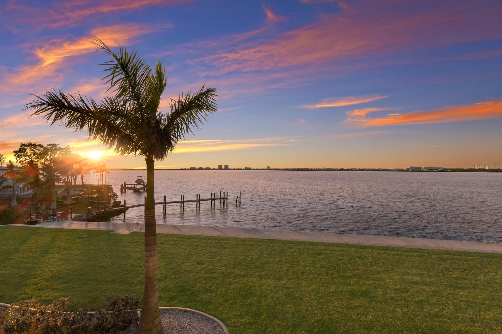 327 RIVERPOINT DR NE, BRADENTON, FL, 34208