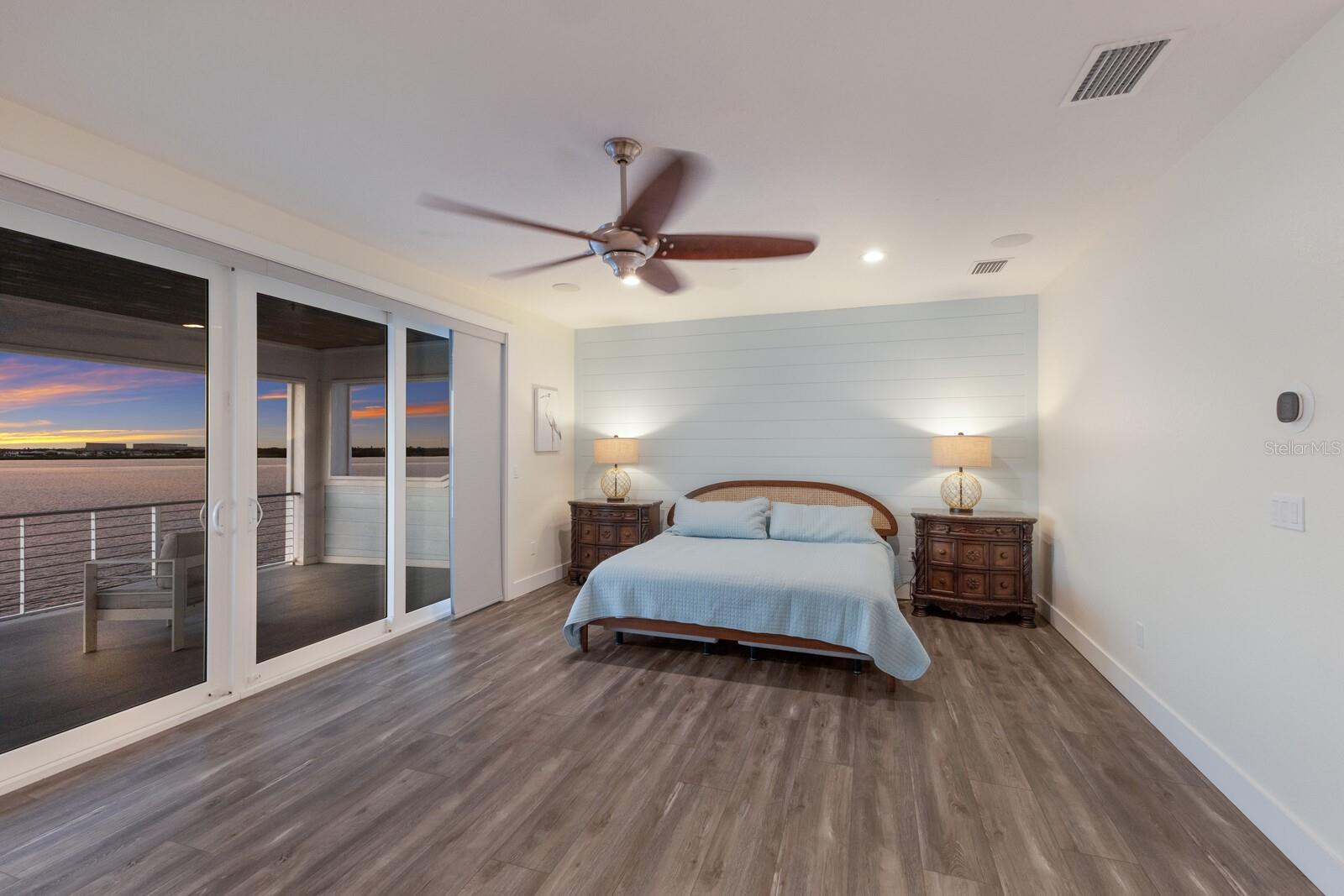 327 RIVERPOINT DR NE, BRADENTON, FL, 34208