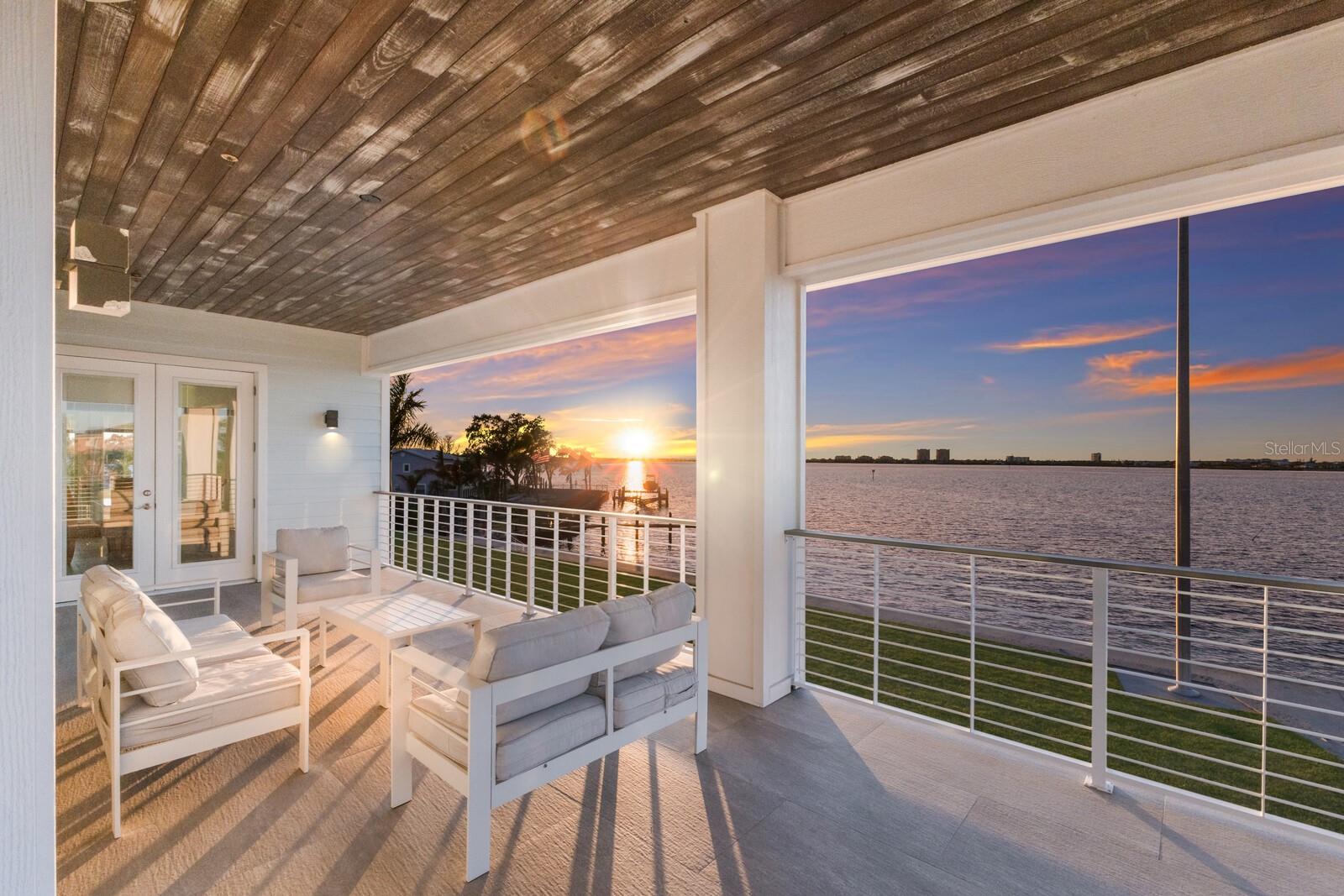 327 RIVERPOINT DR NE, BRADENTON, FL, 34208