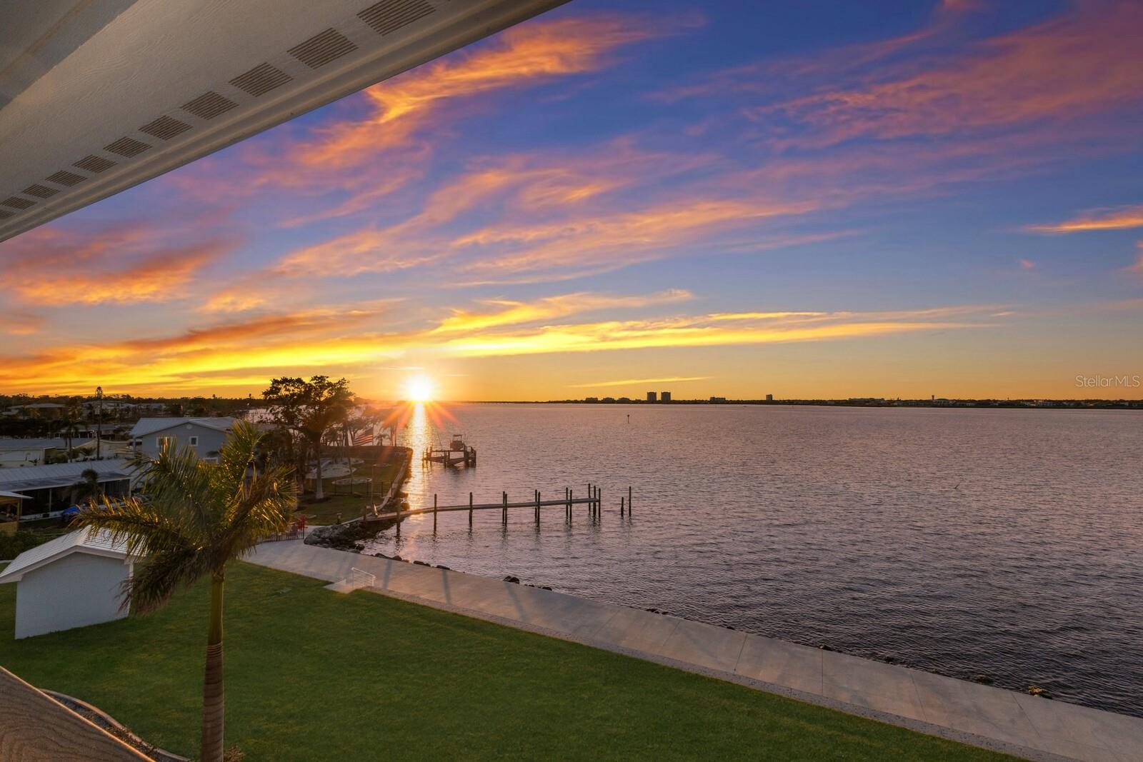 327 RIVERPOINT DR NE, BRADENTON, FL, 34208