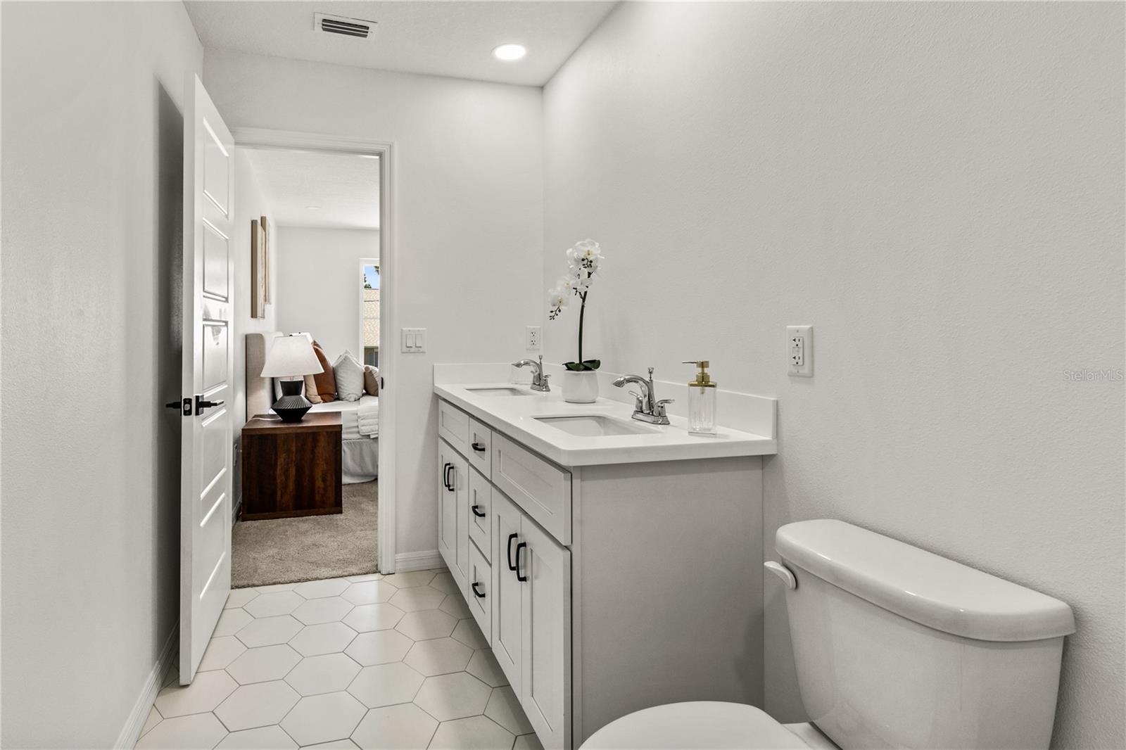 650 E LIBERTY AVE, MOUNT DORA, FL, 32757