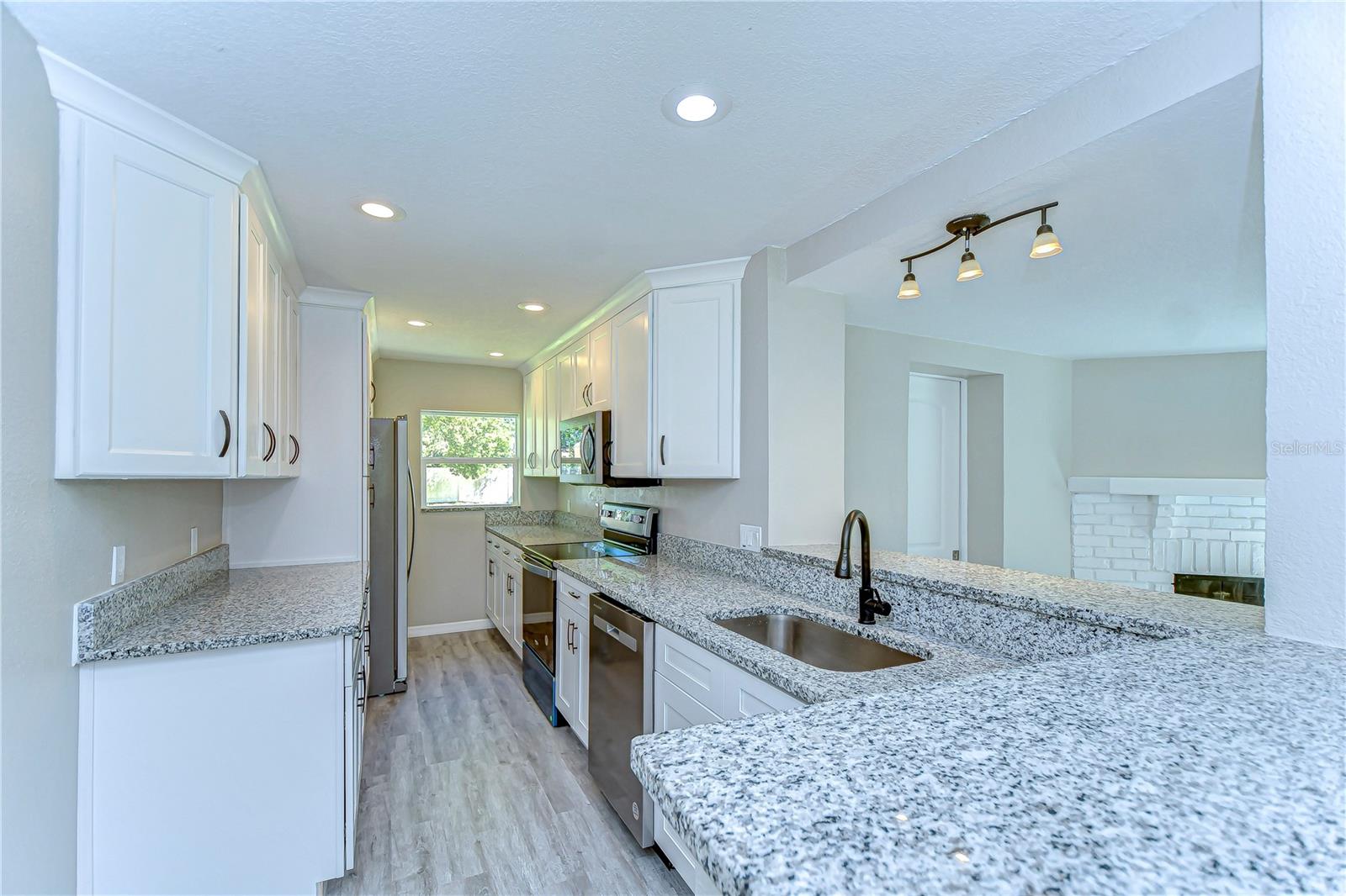 804 SHORE DR W, OLDSMAR, FL, 34677