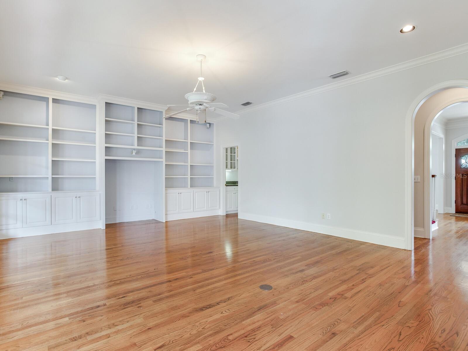 2927 W BAYSHORE CT, TAMPA, FL, 33611