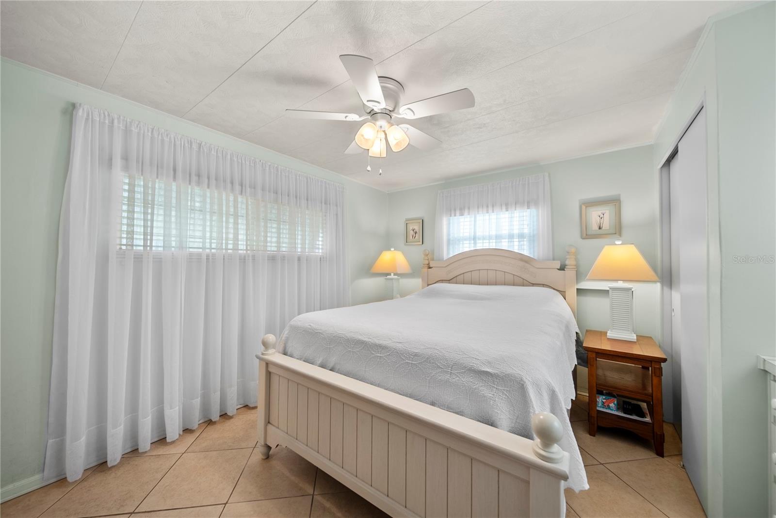 10333 N LAKE DR, LARGO, FL, 33773