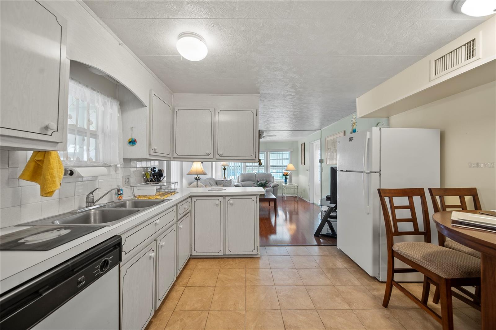 10333 N LAKE DR, LARGO, FL, 33773