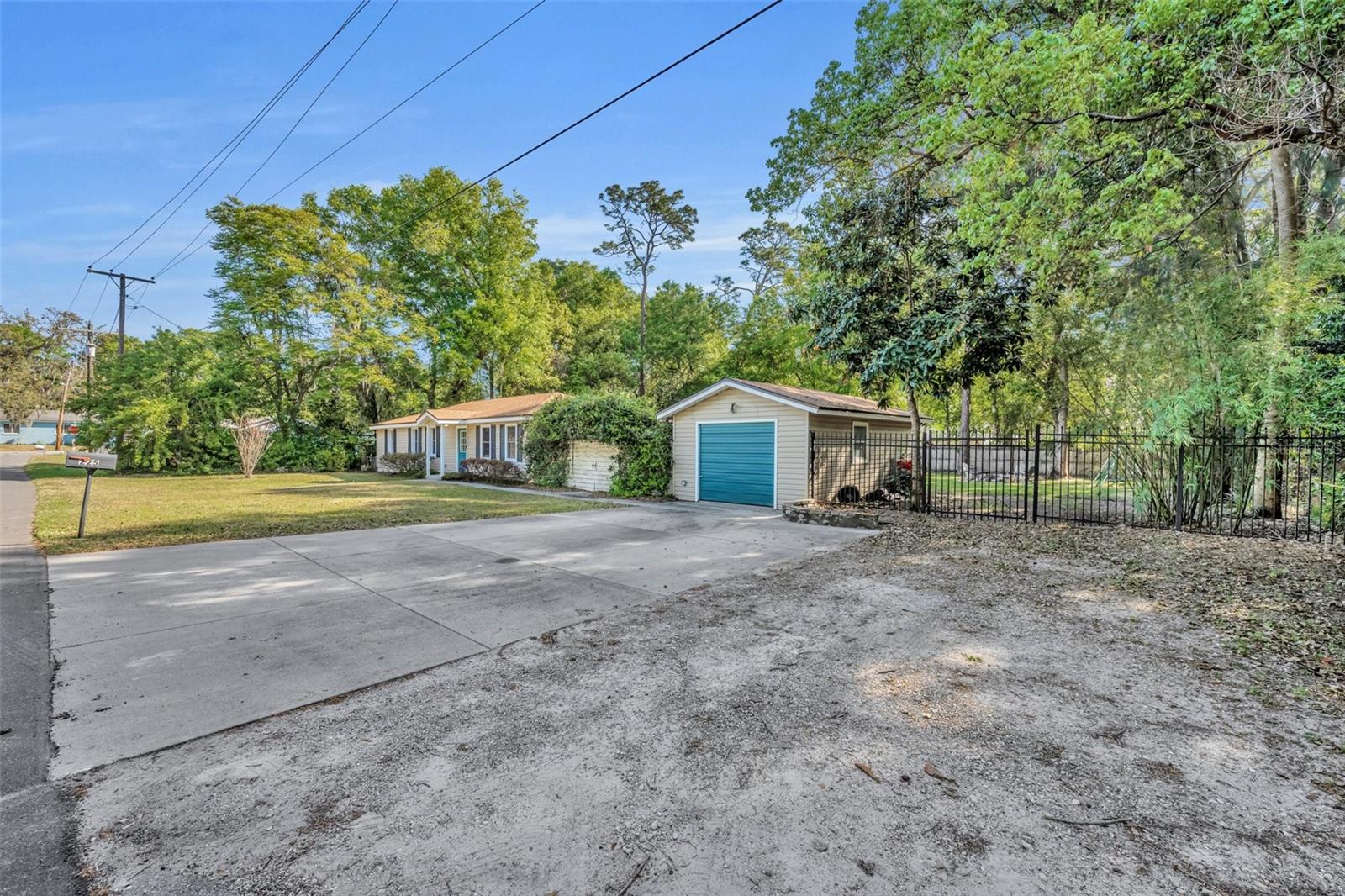 225 N PHIPPEN AVE, DELAND, FL, 32724
