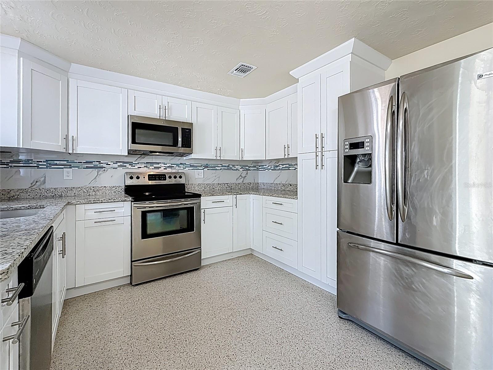 2122 HOLIDAY DR, HOLIDAY, FL, 34691