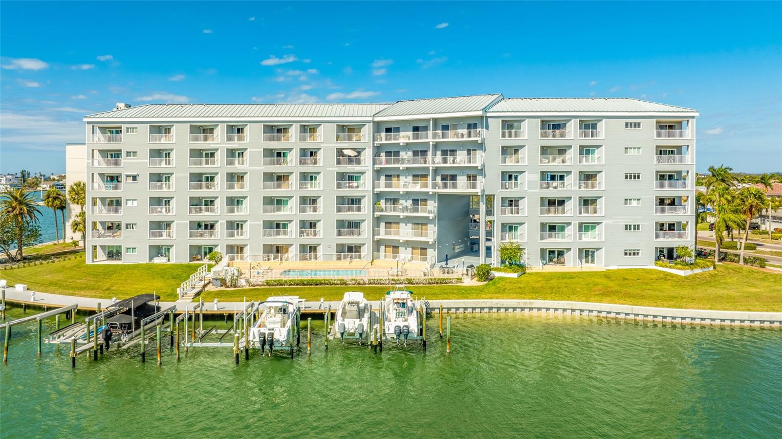 610 ISLAND WAY #302, CLEARWATER BEACH, FL, 33767
