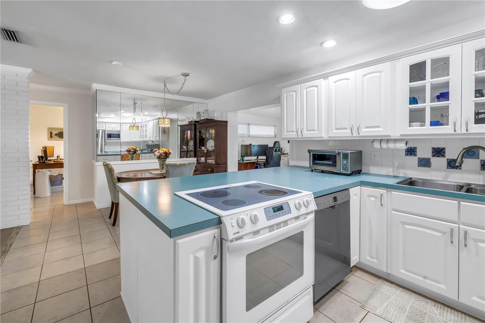 9044 LYNWOOD DR, SEMINOLE, FL, 33772